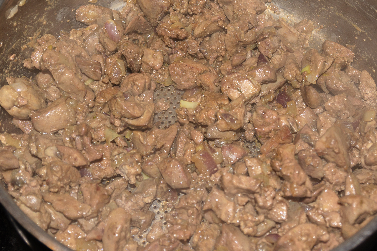 лук обжаренный с печенью по рецепту Куриная печень в сливках