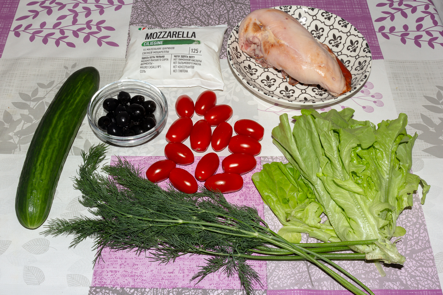 продукты для рецепта Салат с моцареллой, овощами и курицей 