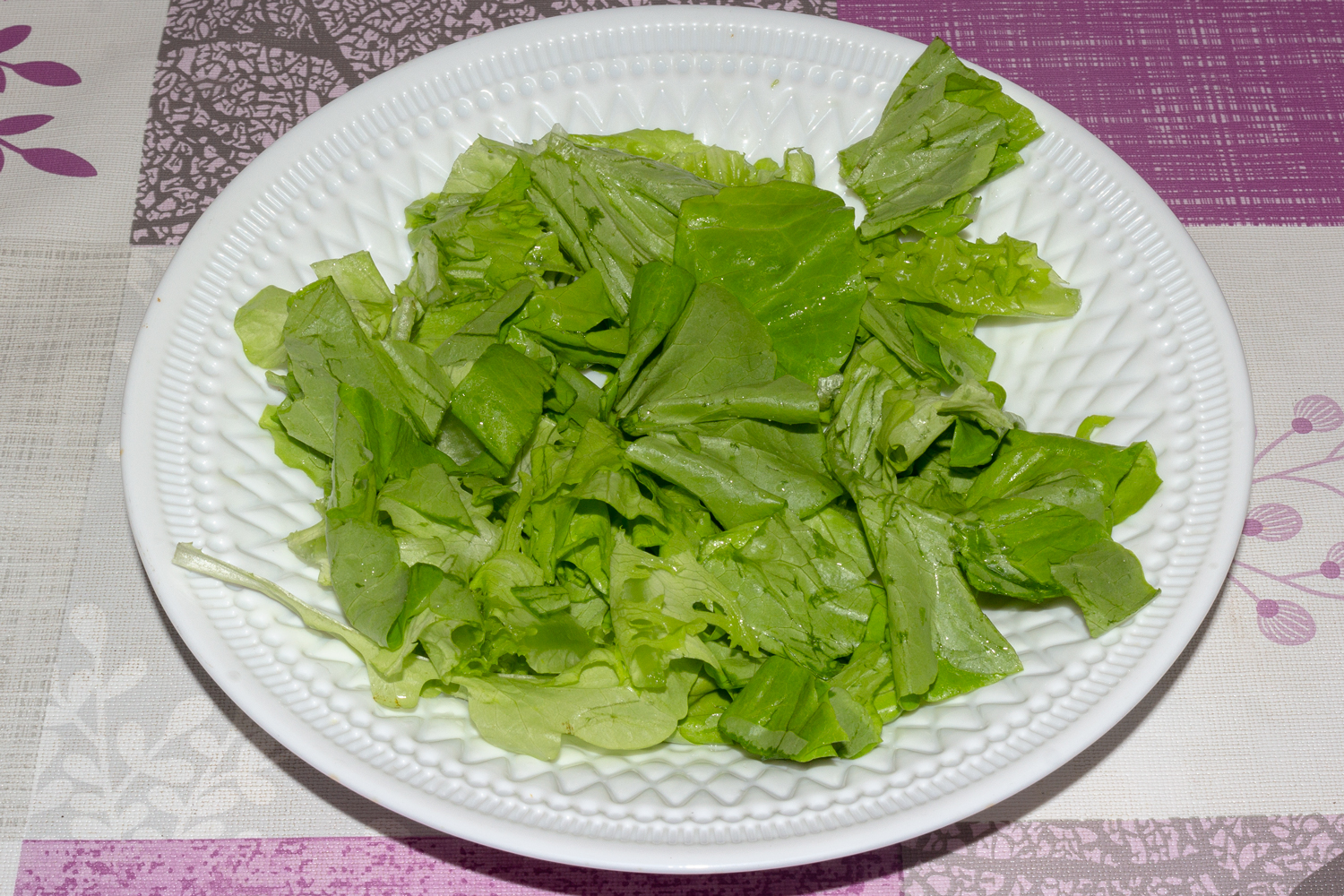 выложенный салат по рецепту Салат с моцареллой, овощами и курицей 