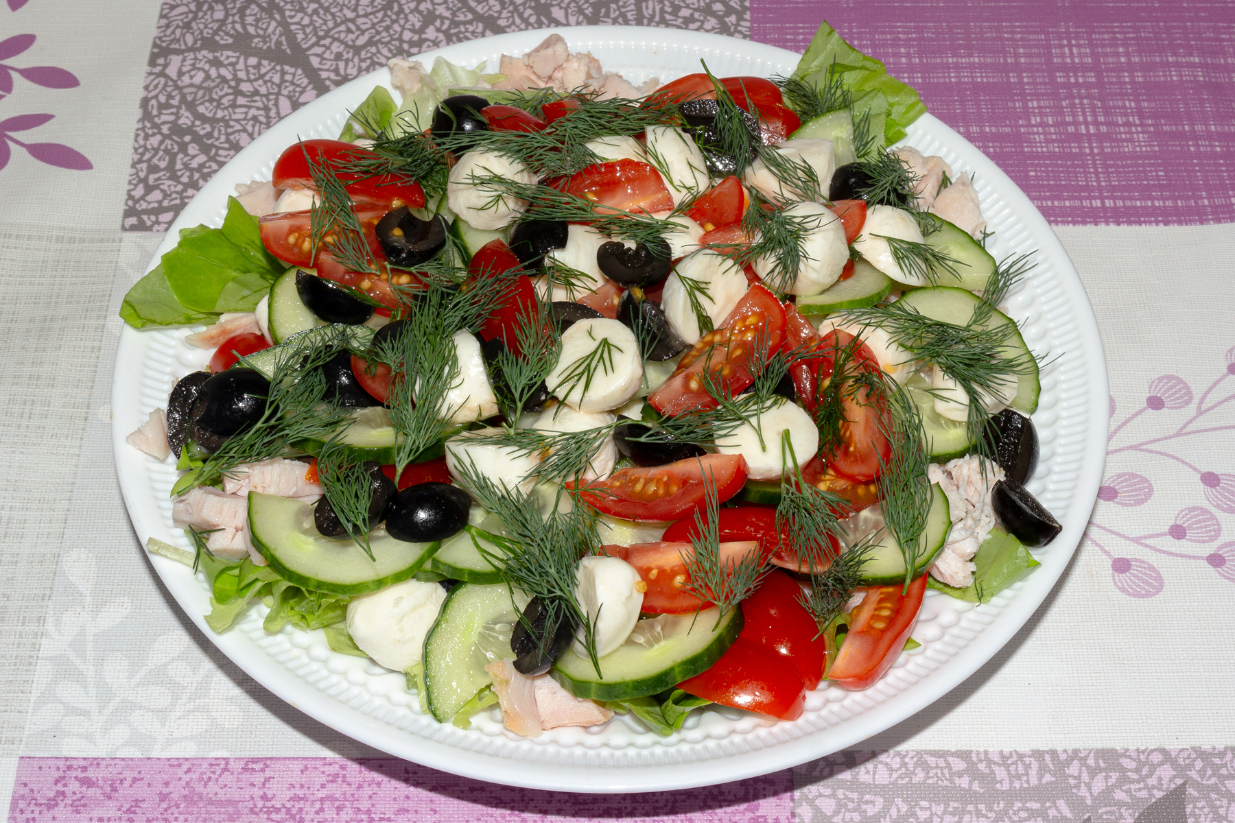 Салат с моцареллой, овощами и курицей