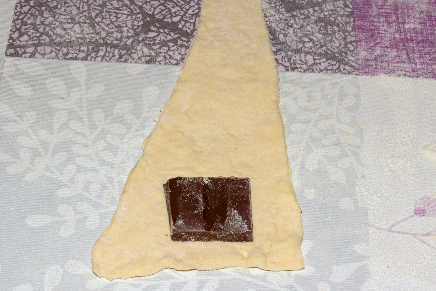 выложенный шоколад по рецепту Круассаны из слоеного теста с шоколадом