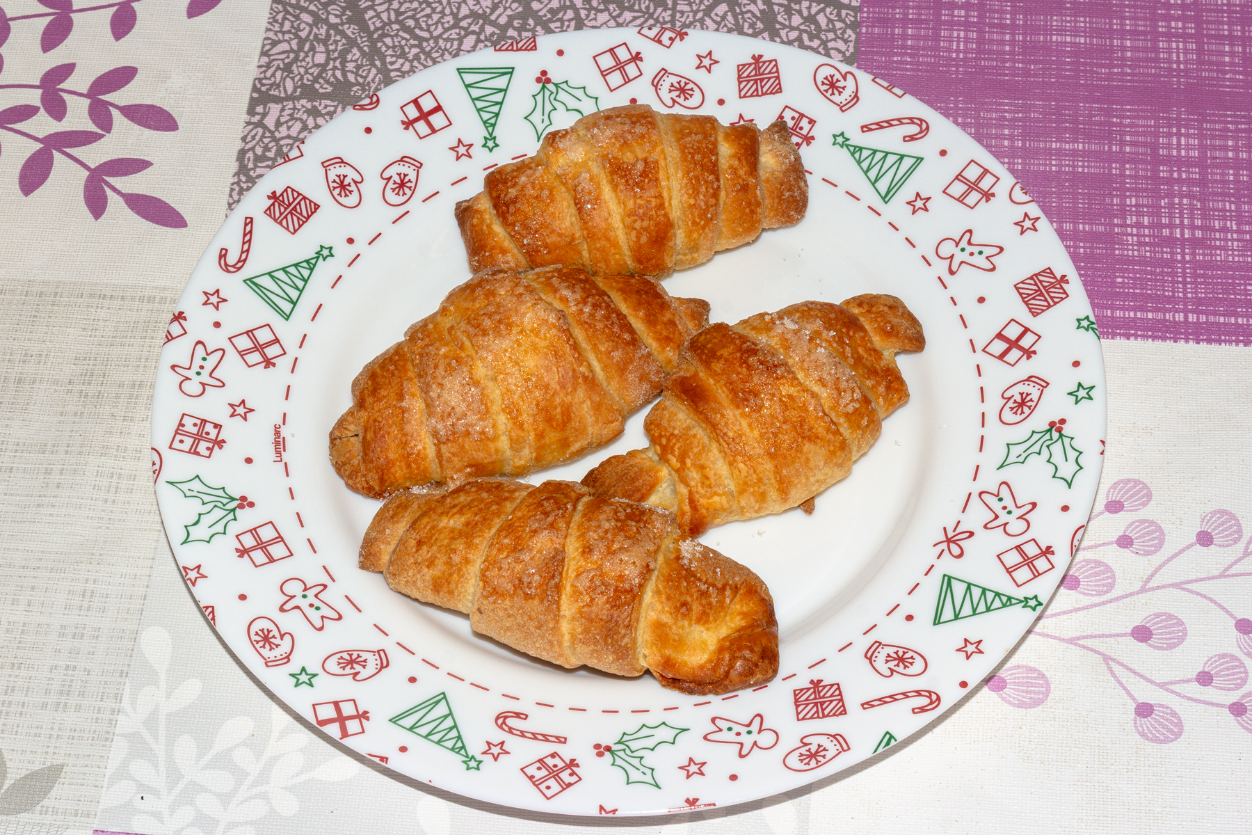 Круассаны из слоеного теста с шоколадом