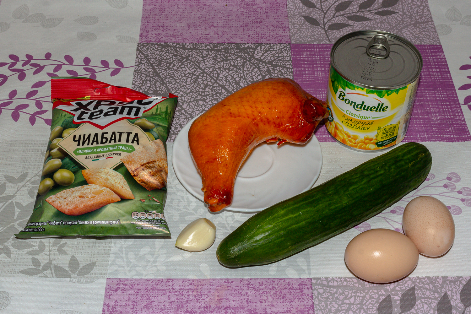 продукты для рецепта Салат с копчёной курицей, кукурузой, огурцами и сухариками