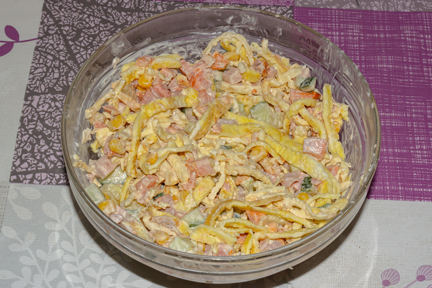 готовый салат по рецепту Салат с копчёной курицей, кукурузой, огурцами и сухариками