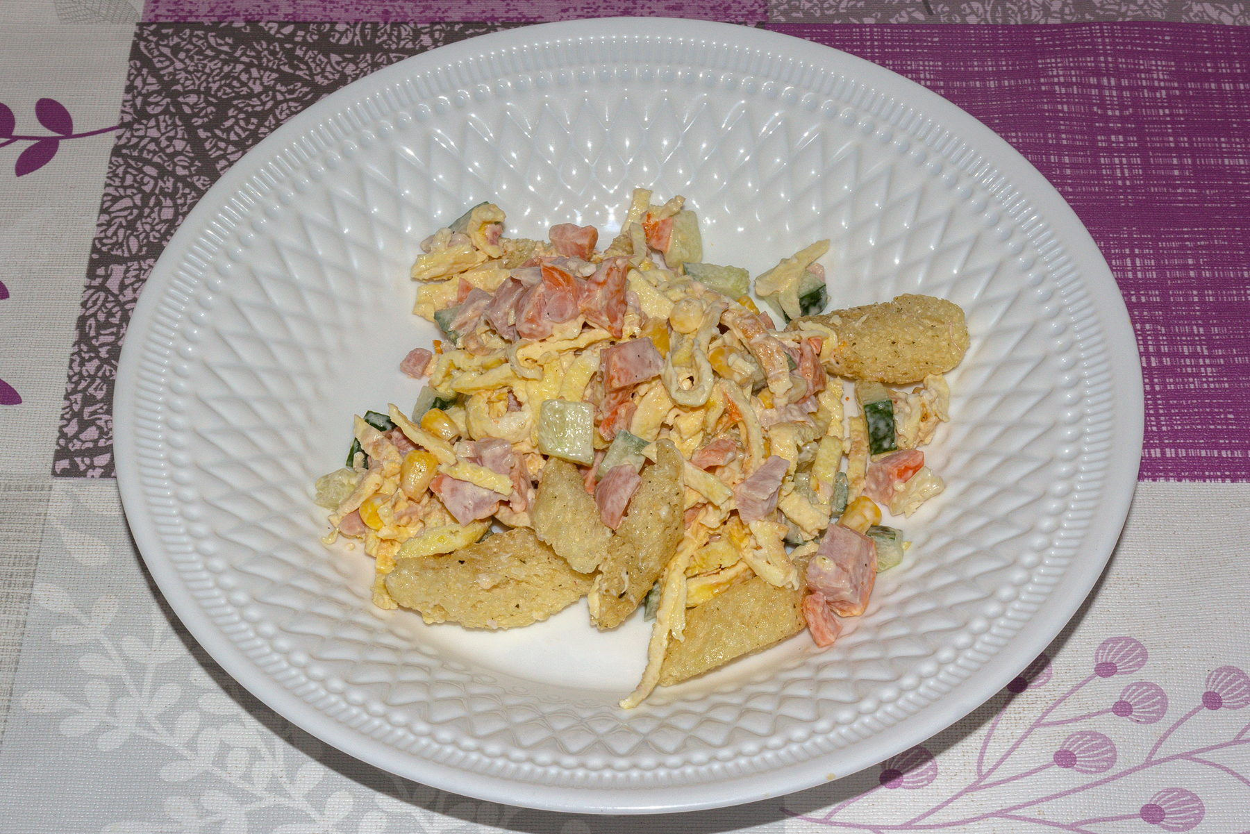 Фото к рецепту Салат с копчёной курицей, кукурузой, огурцами и сухариками Салат с копчёной курицей, кукурузой, огурцами и сухариками