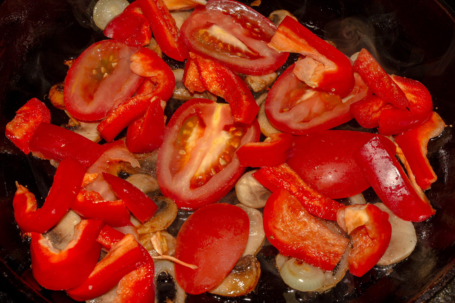обжаренные помидоры и перец по рецепту Омлет с овощами