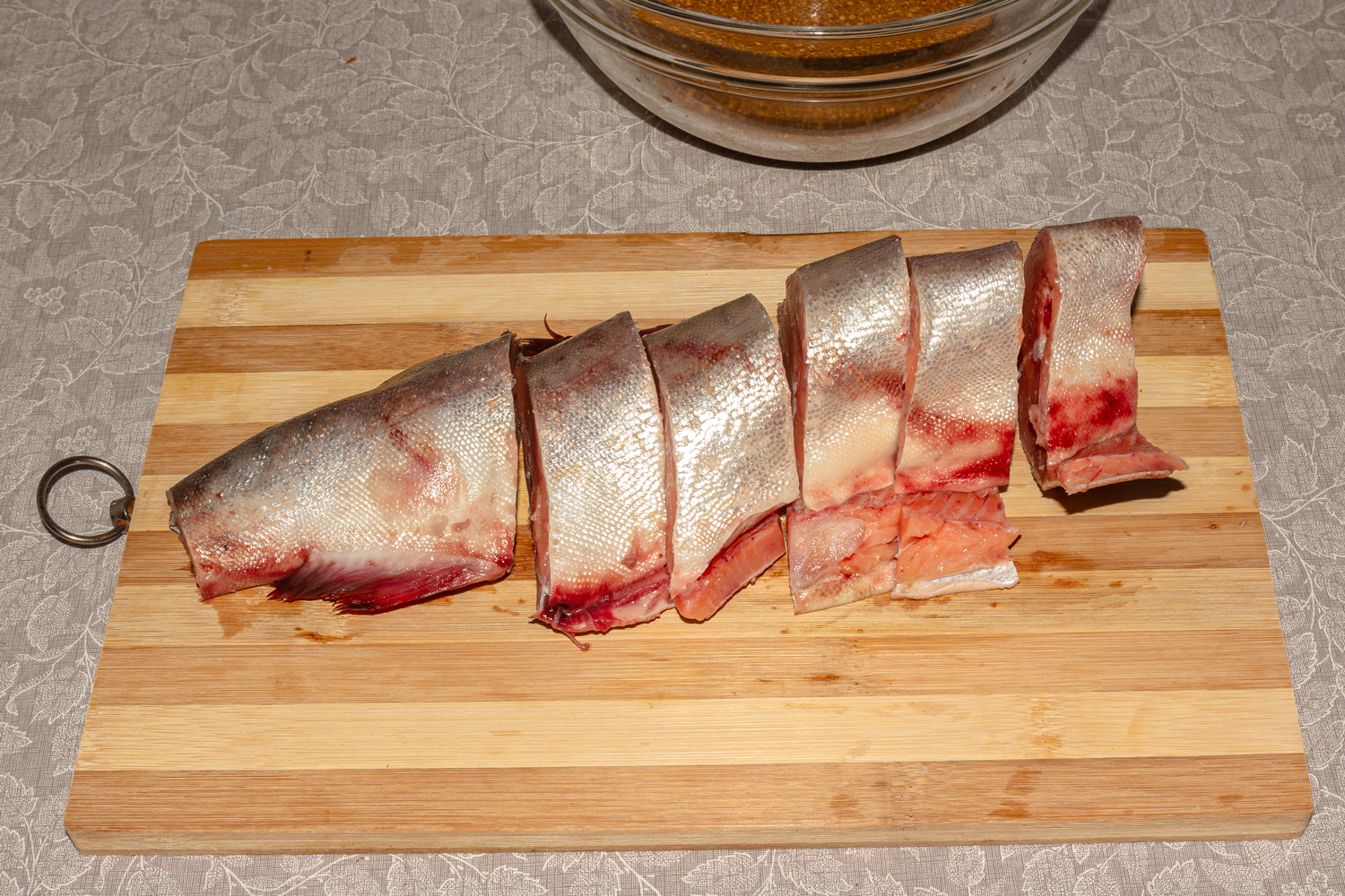разрезанная рыба по рецепту Шашлык из горбуши