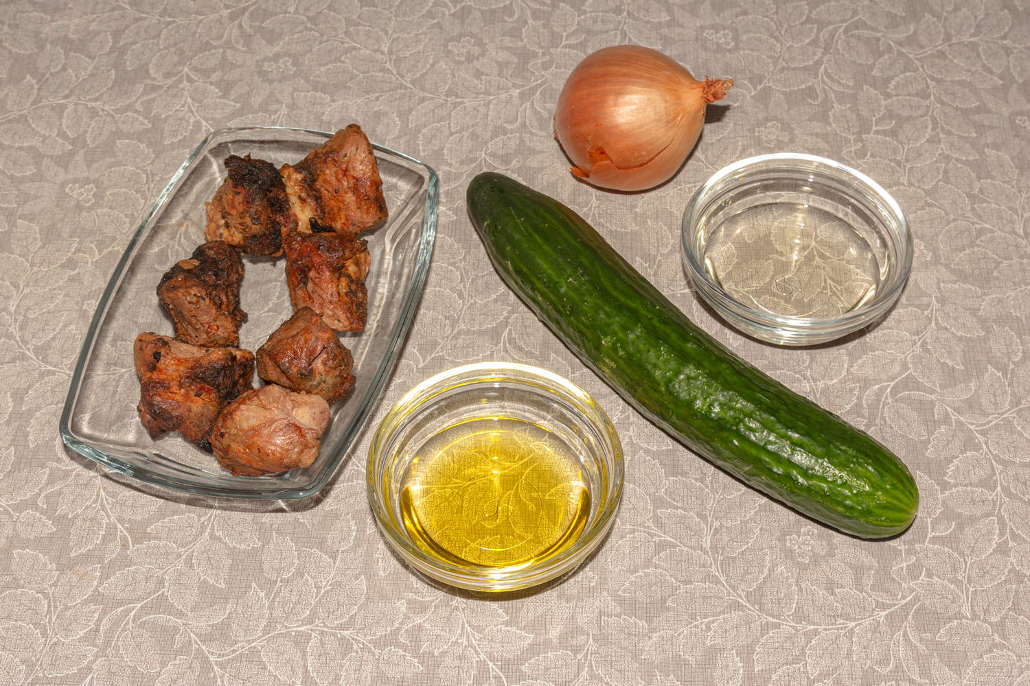 продукты для рецепта Салат из жареного мяса с огурцами