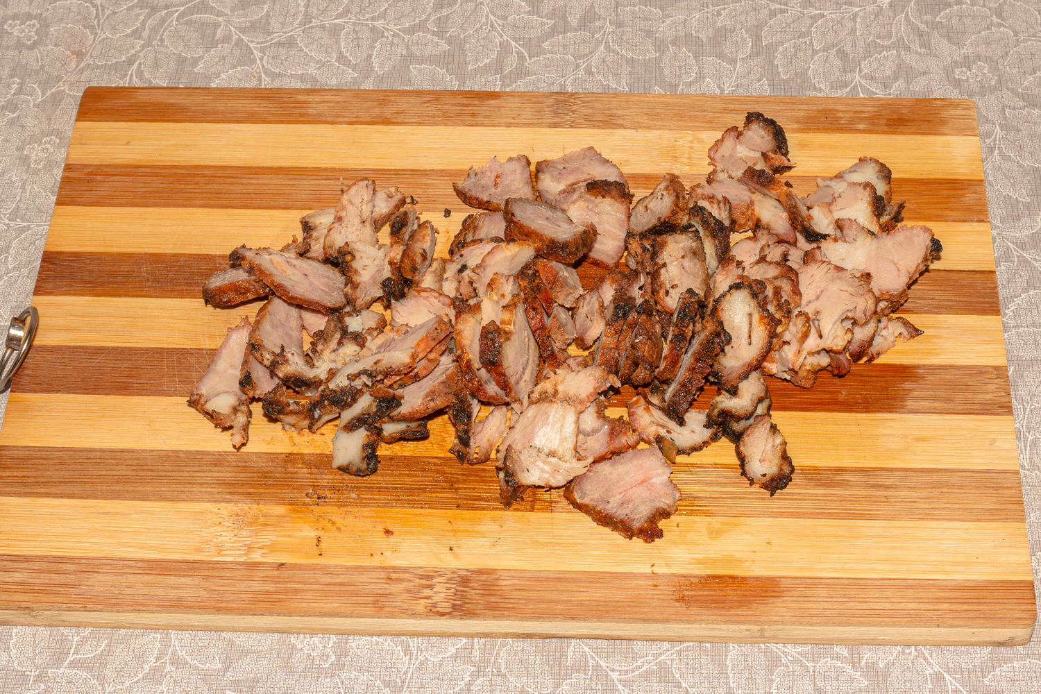 нарезанное мясо по рецепту Салат из жареного мяса с огурцами
