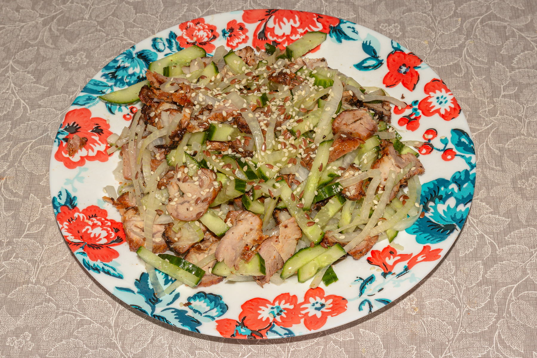 Салат из жареного мяса с огурцами