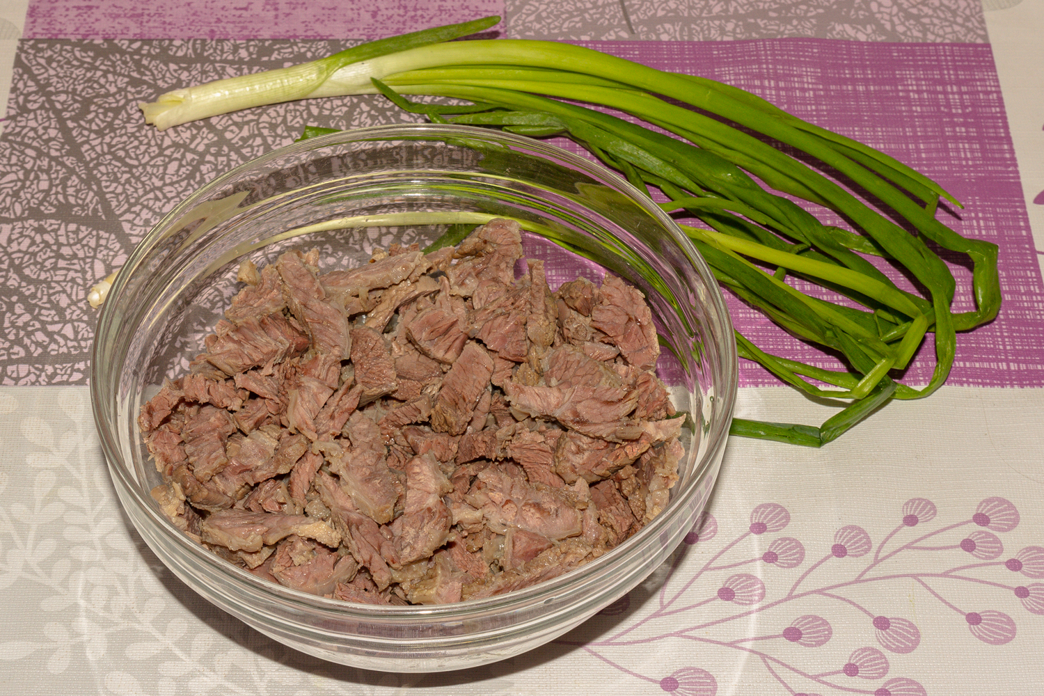 нарезанное мясо по рецепту Салат Строгановский