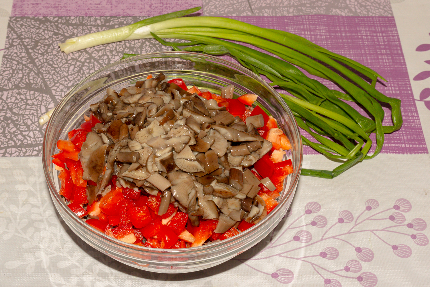 нарезанные грибы по рецепту Салат Строгановский