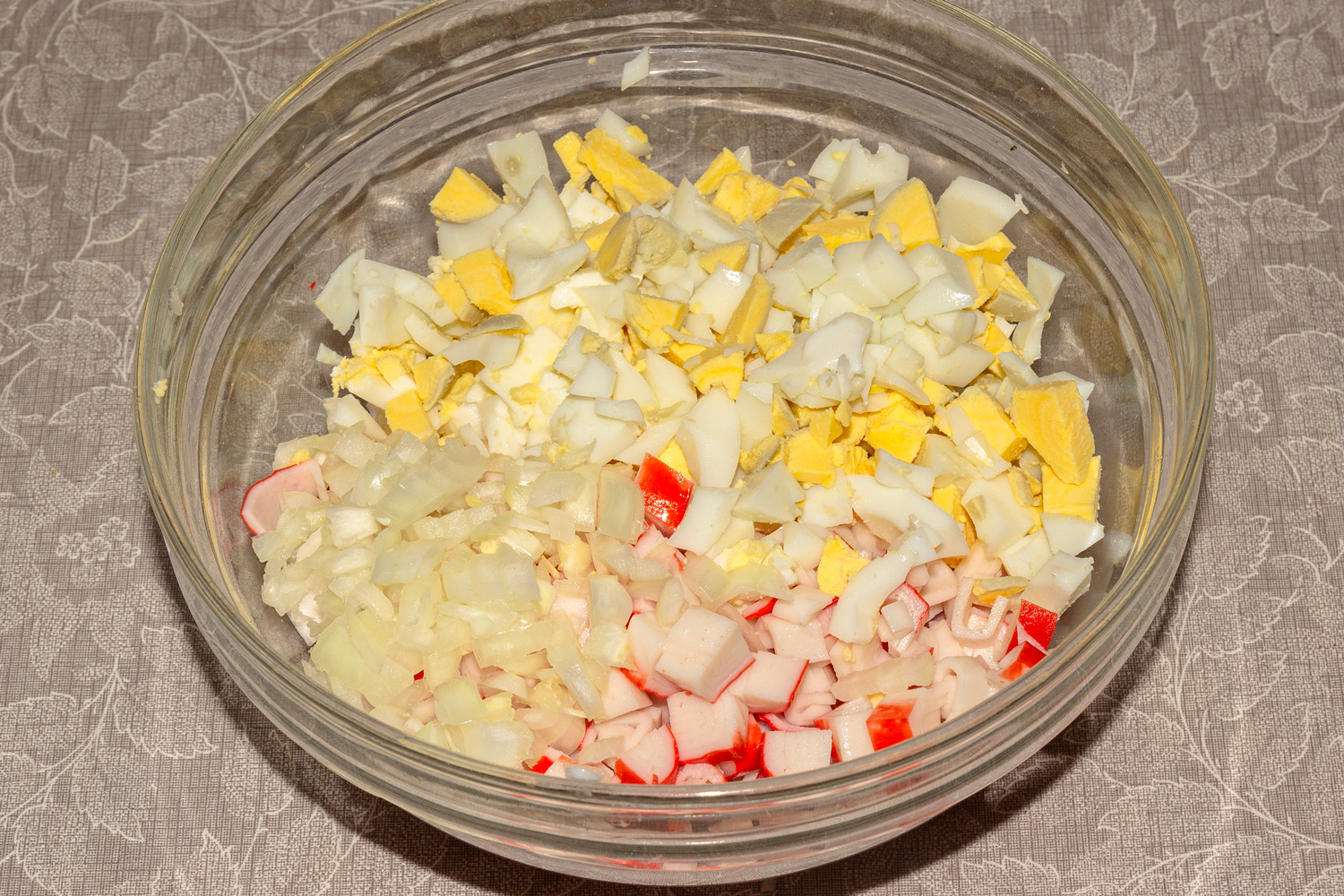 нарезанные ингредиенты по рецепту Салат с крабовыми палочками и морской капустой