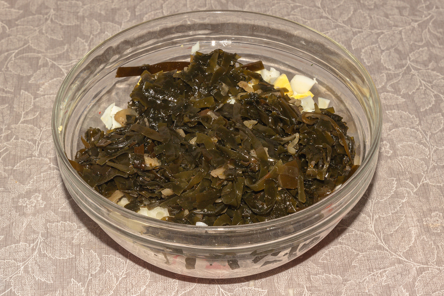 капуста с остальными продуктами по рецепту Салат с крабовыми палочками и морской капустой