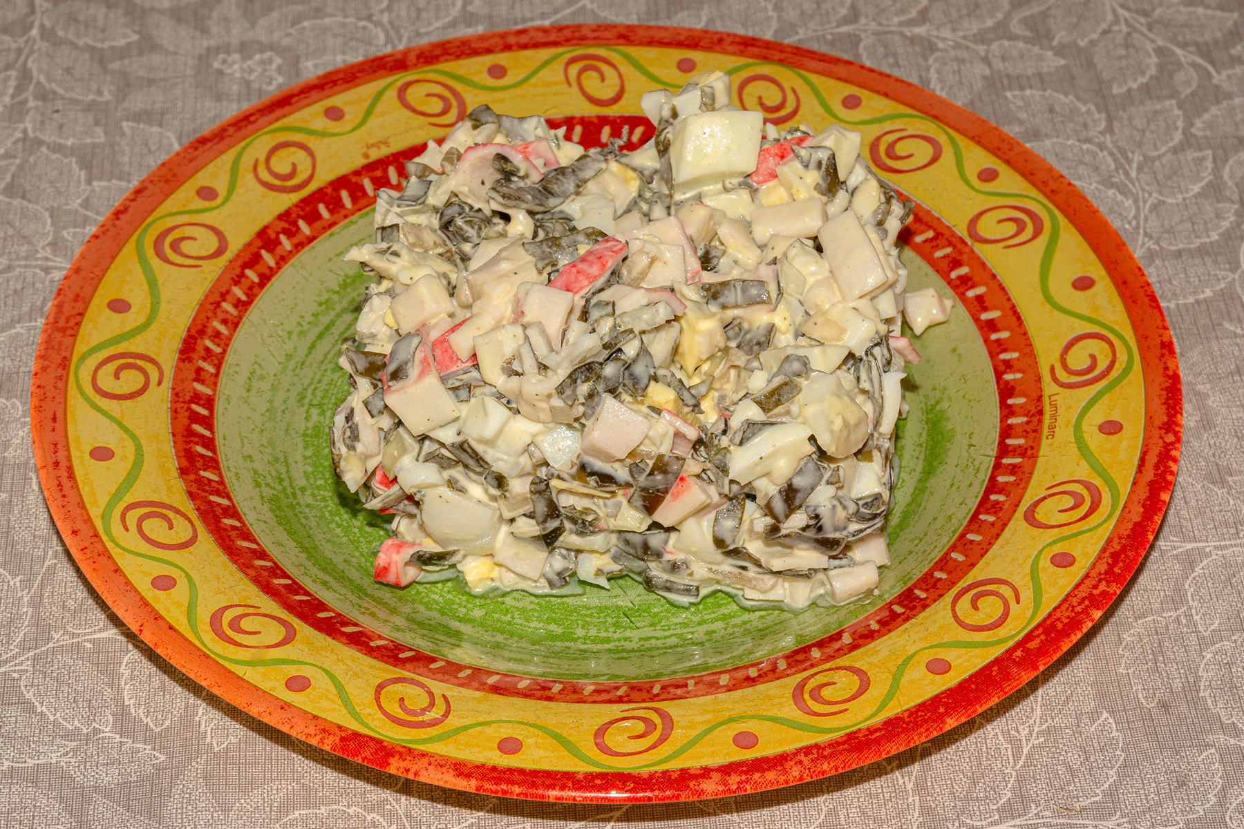 Салат с крабовыми палочками и морской капустой