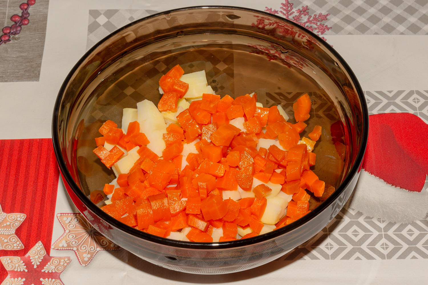 нарезанная морковь по рецепту Оливье с красной рыбой