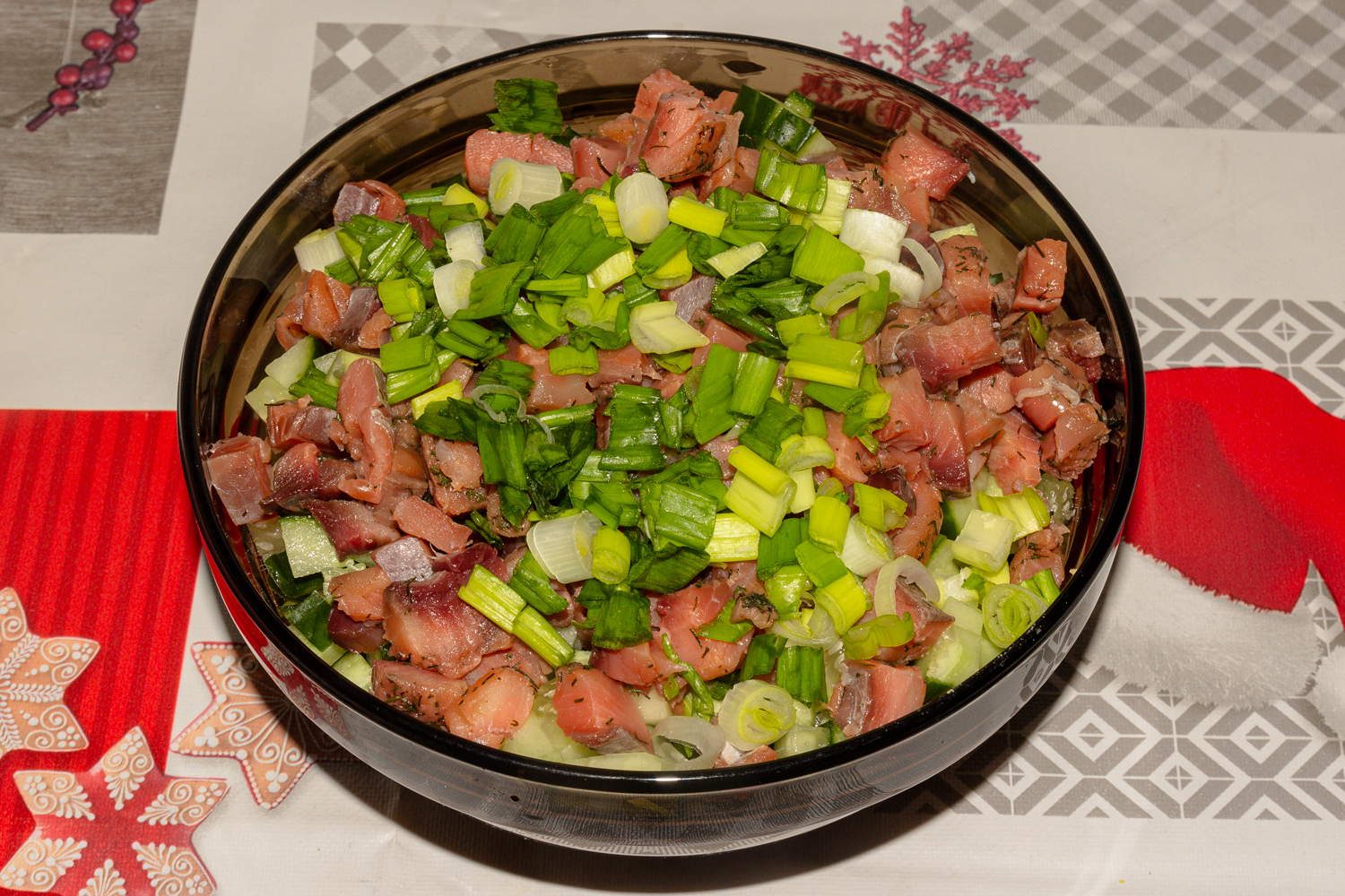 готовый салат по рецепту Оливье с красной рыбой