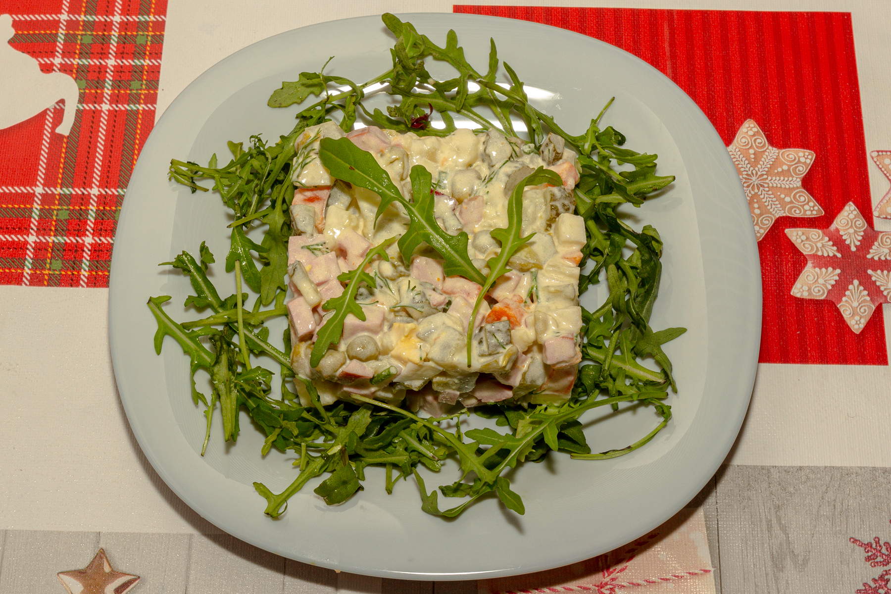 Фото к рецепту "Оливье" с яблоком и колбасой "Оливье" с яблоком и колбасой