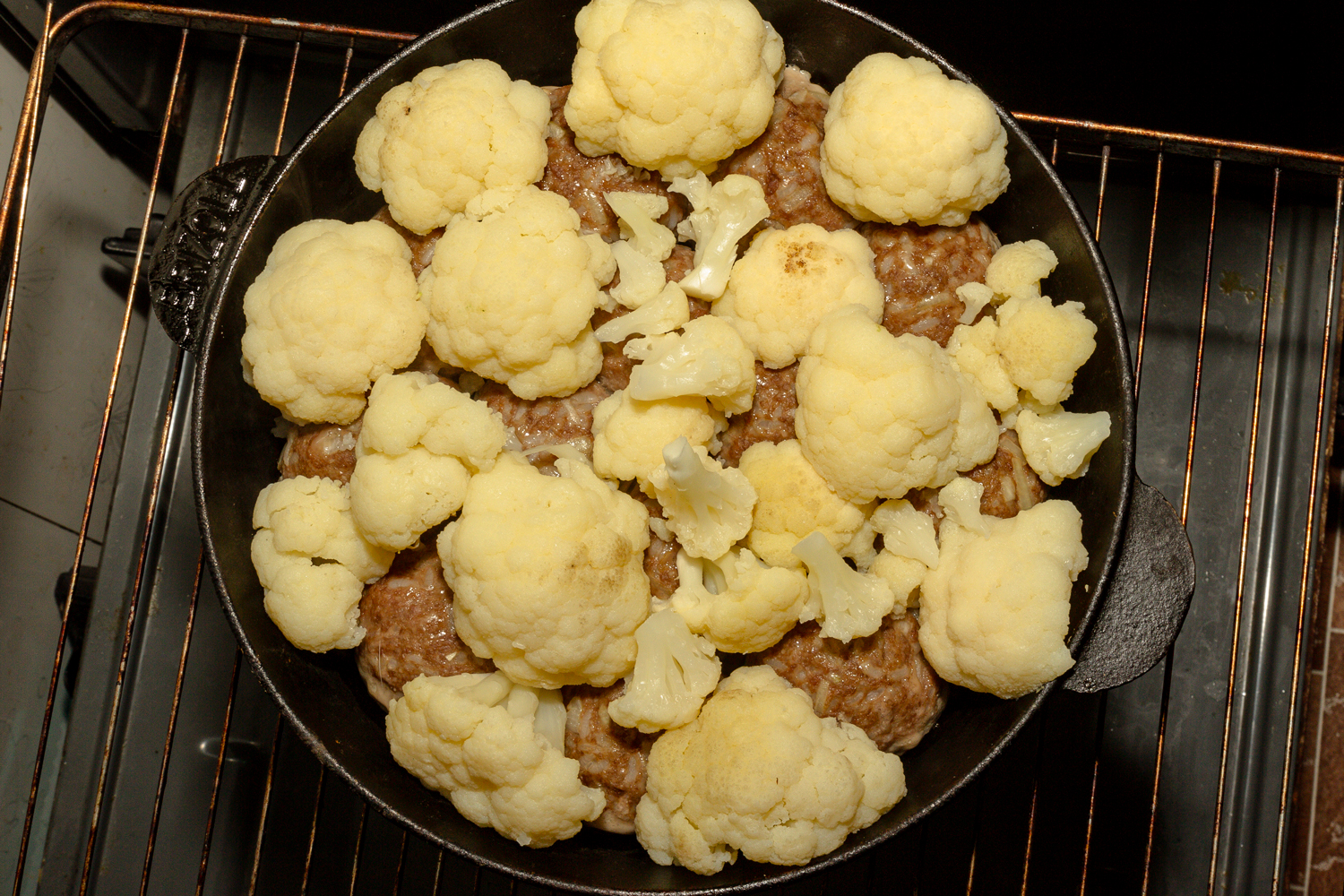 продукты выложите по рецепту Запеканка с фрикадельками и цветной капустой выложенные продукты по рецепту Запеканка с фрикадельками и цветной капустой