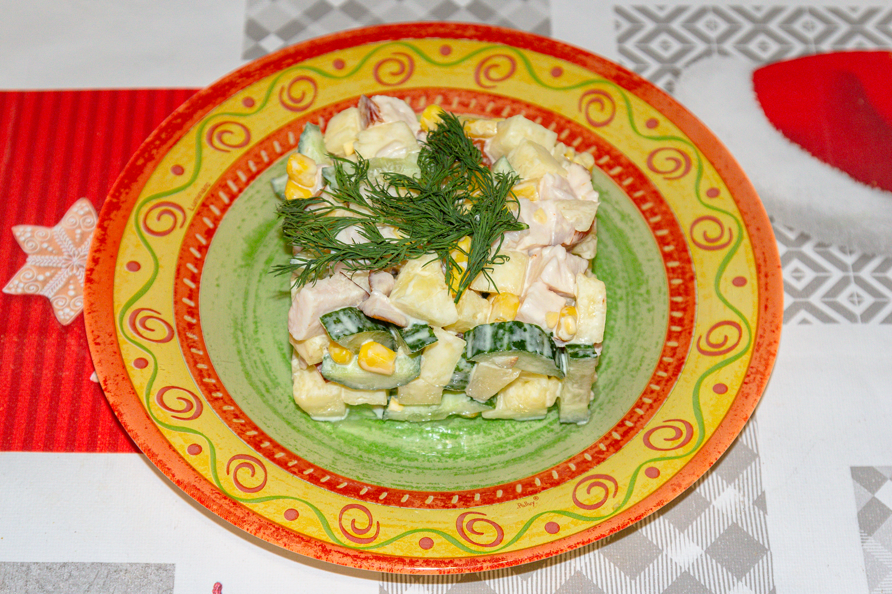 Салат с ананасом, копчёной курицей, кукурузой и огурцом