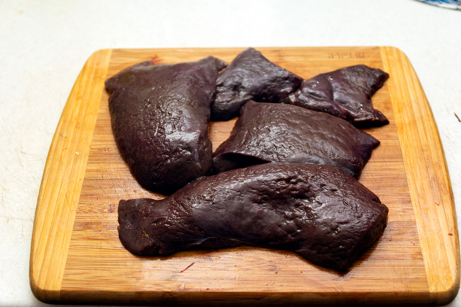 Снимите пленку с печенки для рецепта