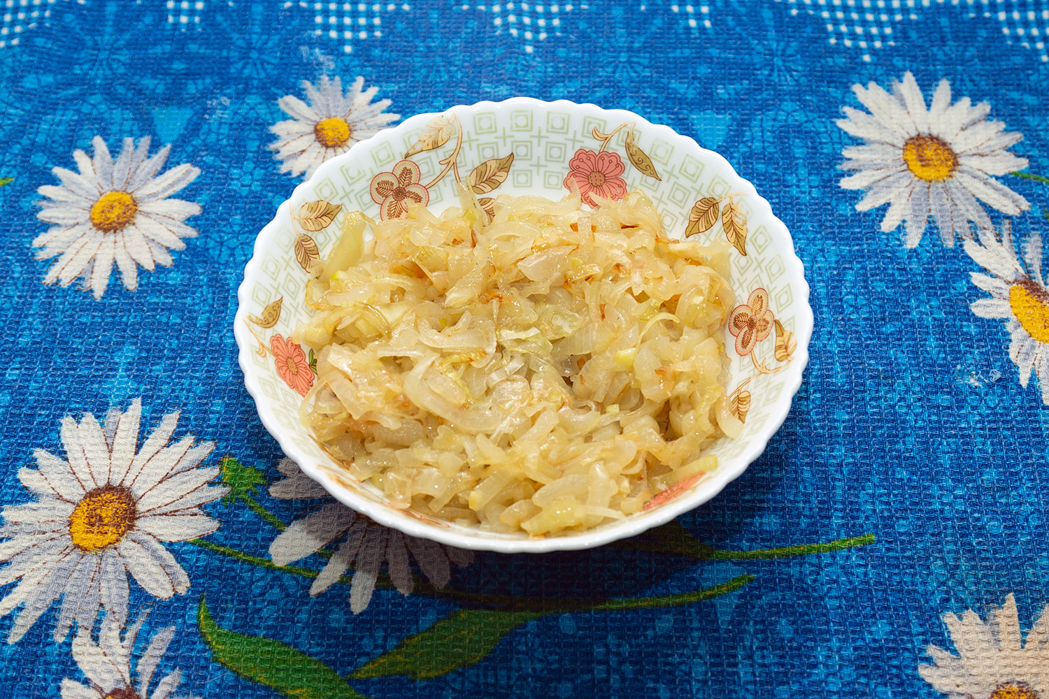 Обжарьте лук до готовности по рецепту