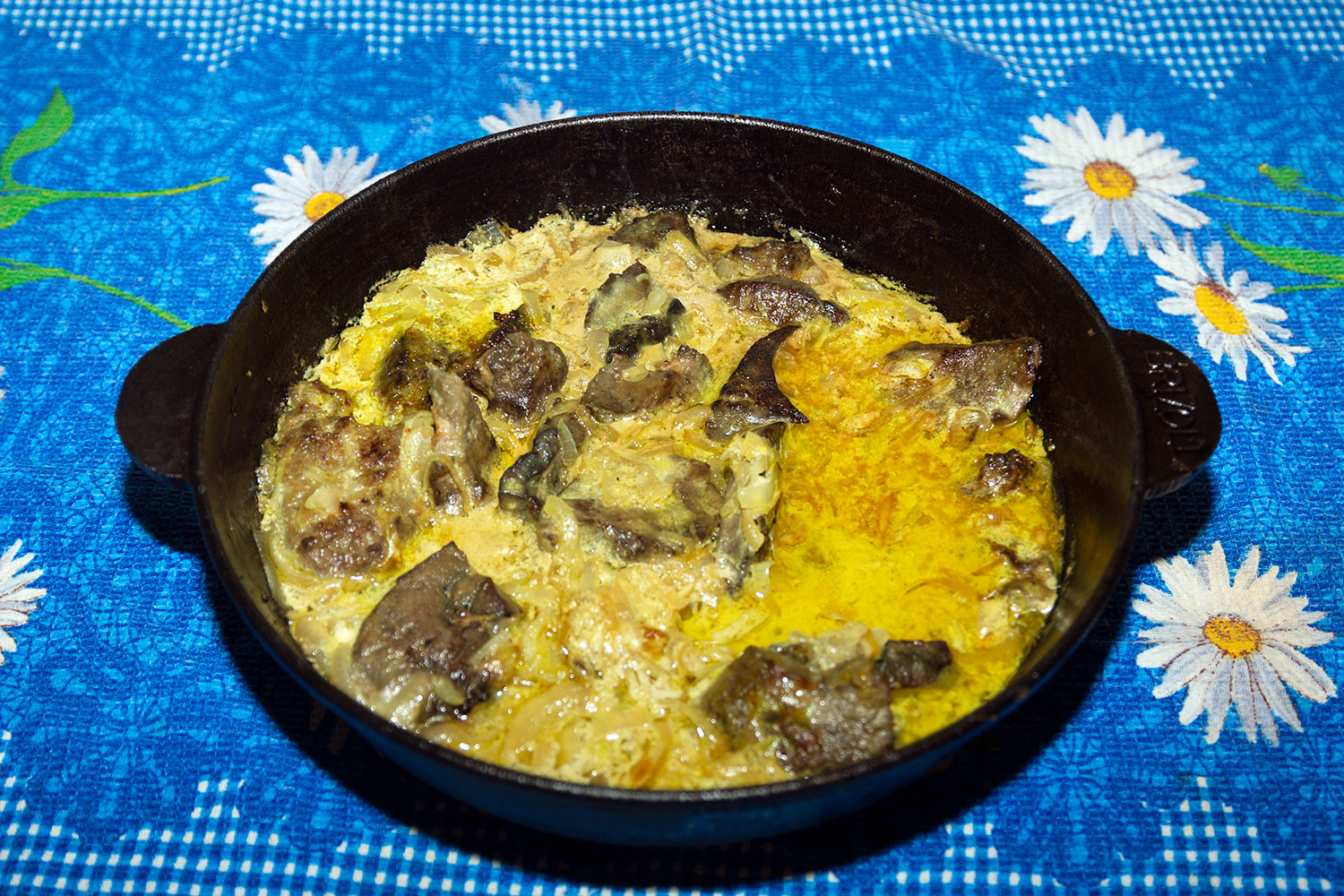 Залить пченку сметанным соусом для рецепта