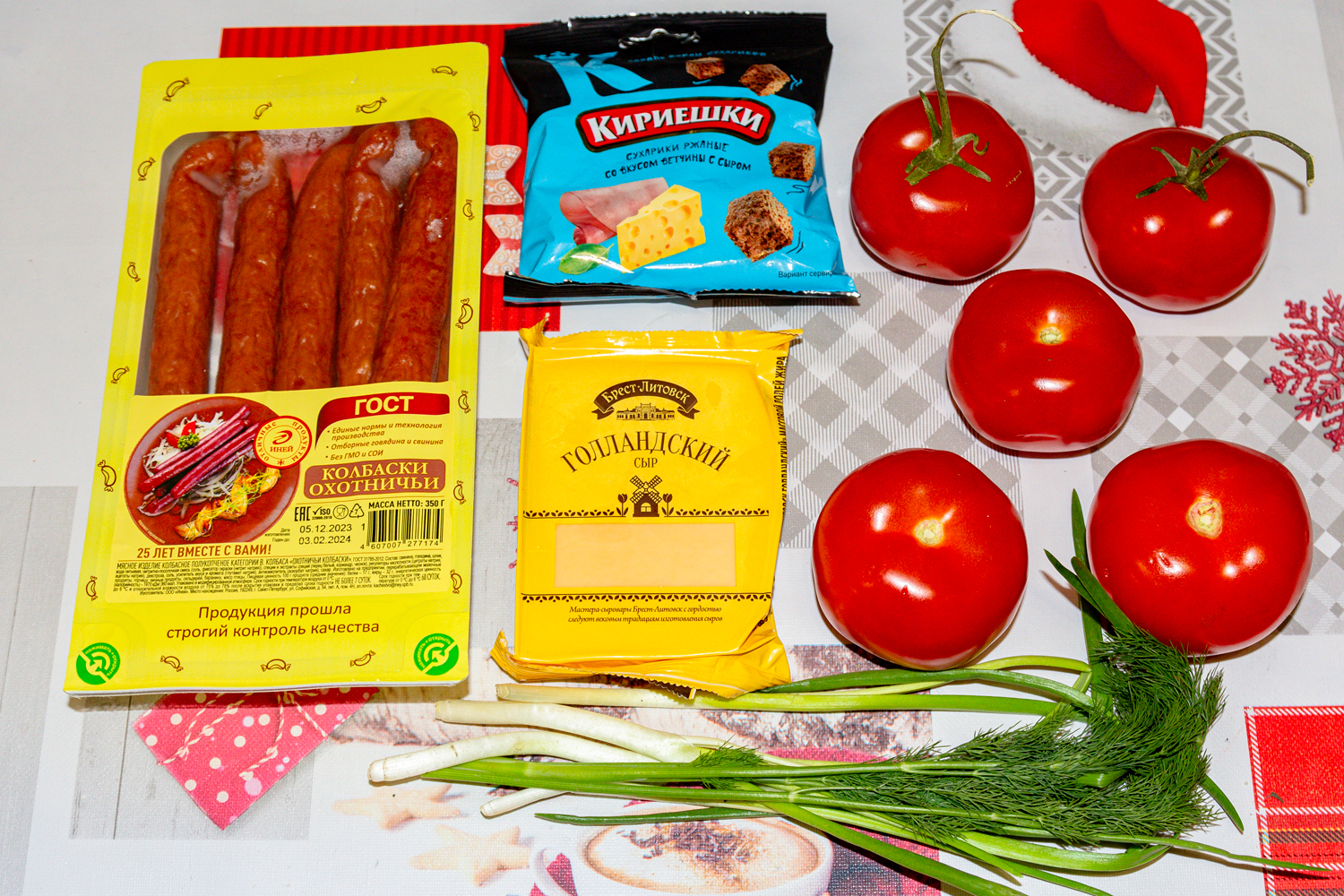 продукты для рецепта Салат с сухариками и копченой колбасой