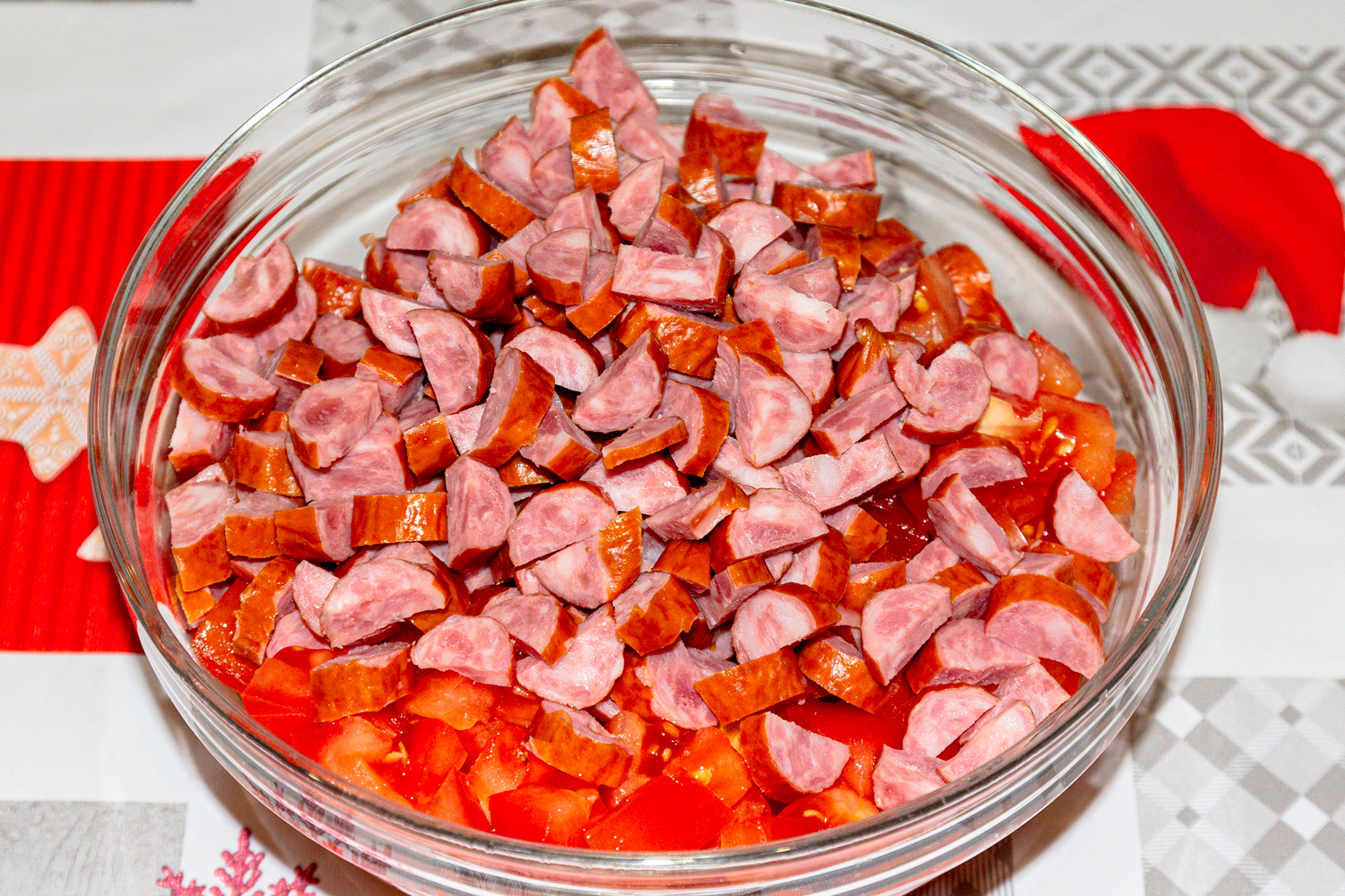 нарезанные продукты для рецепта Салат с сухариками и копченой колбасой