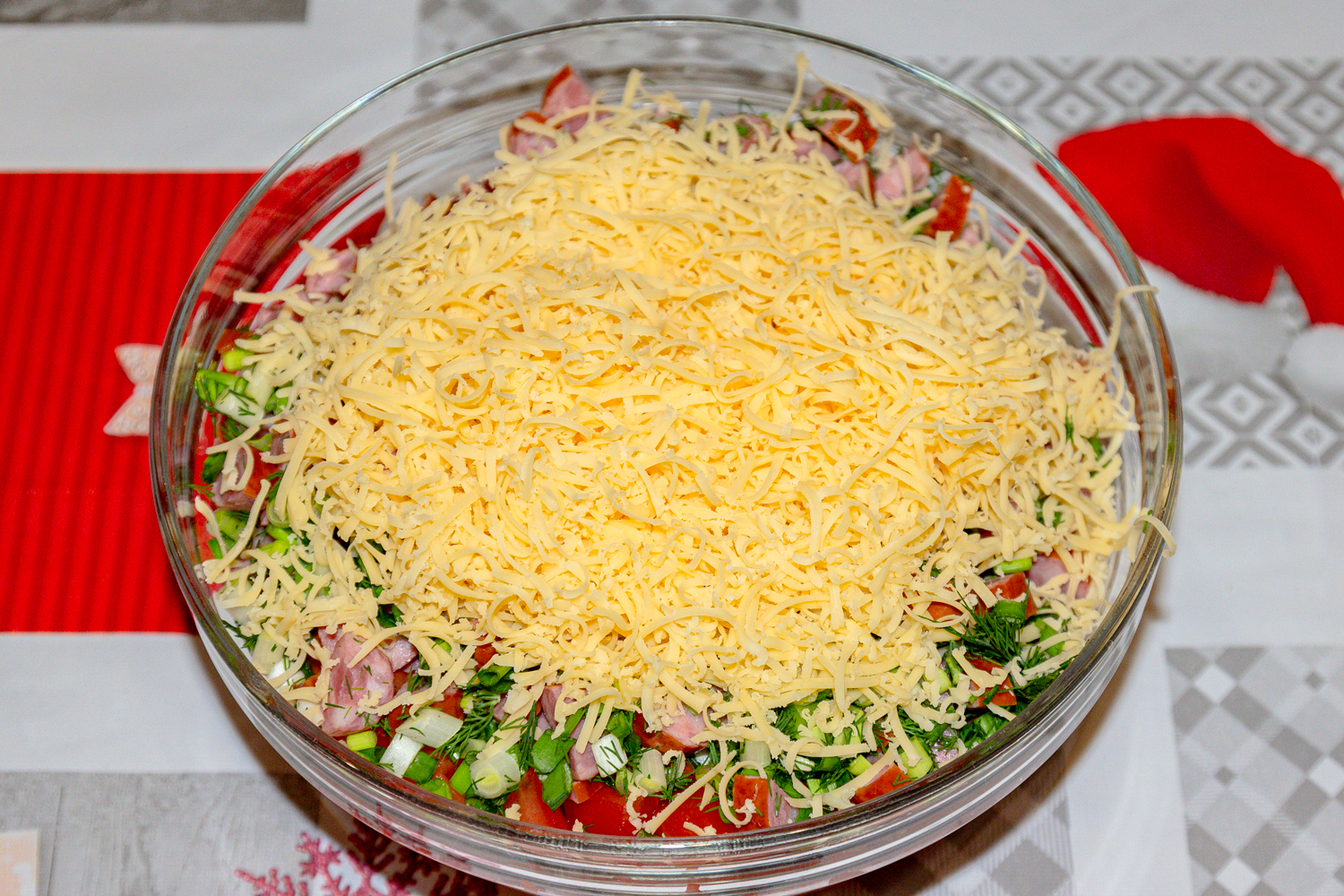 готовый салат по рецепту Салат с сухариками и копченой колбасой