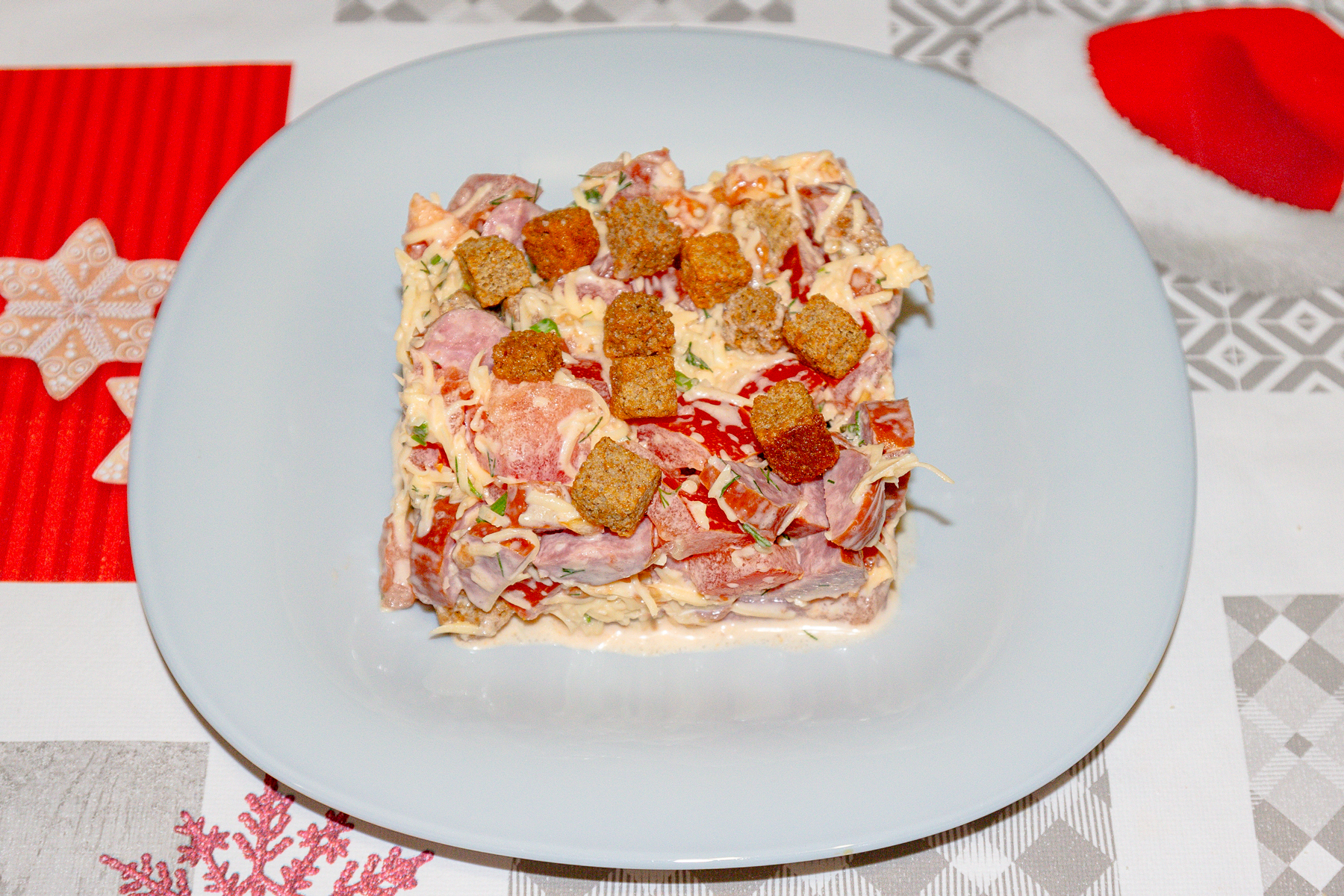 Салат с сухариками и копченой колбасой