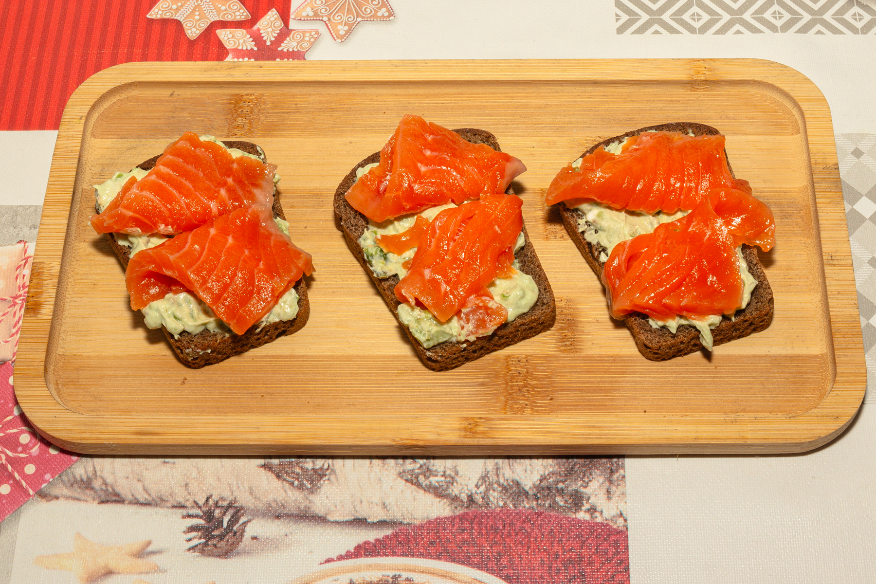 Брускетты с красной рыбой и авокадо
