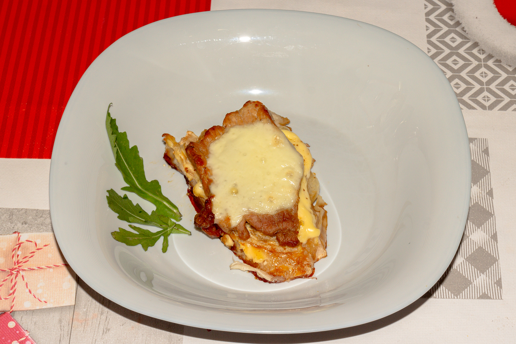 Мясо со стейком из капусты