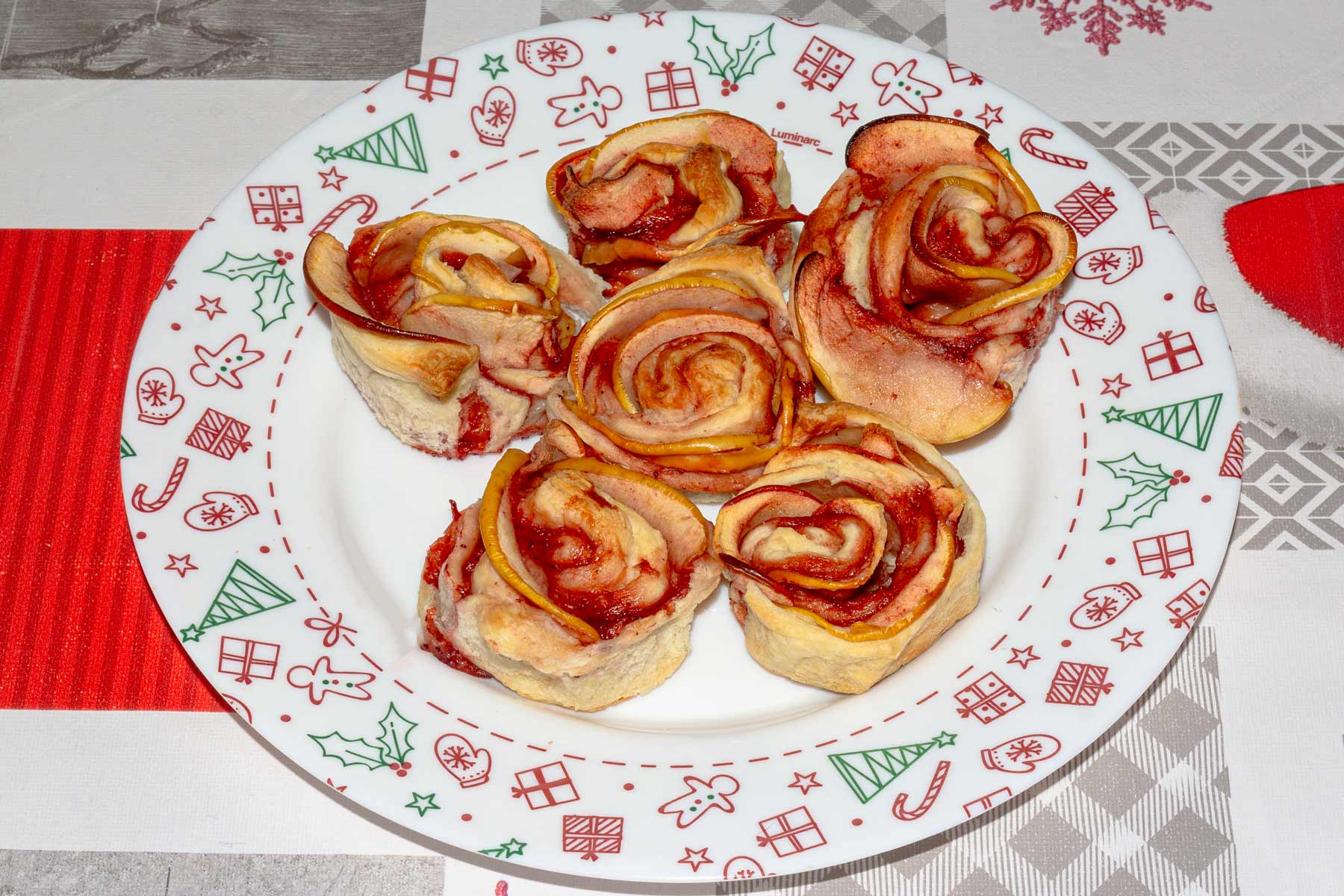 Фото к рецепту Слойки с яблоками «Снежные розы» Слойки с яблоками «Снежные розы»