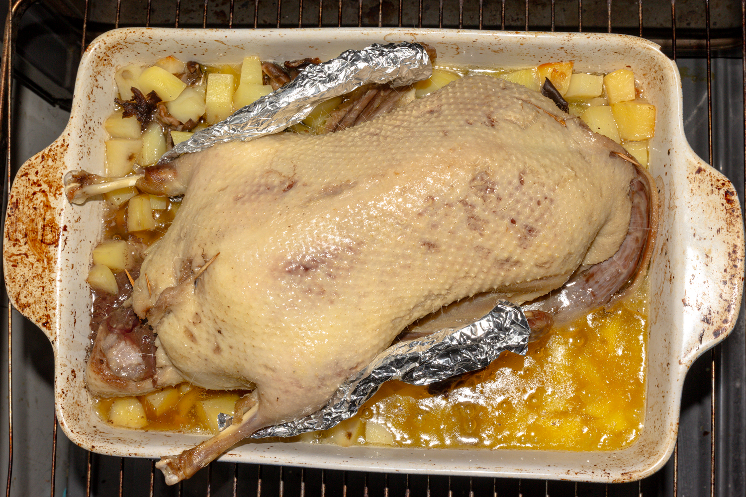 утка запеченная под фольгой по рецепту Утка с грибами и картофелем
