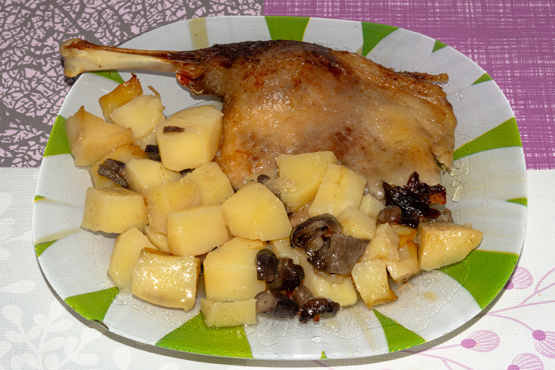 Утка с грибами и картофелем