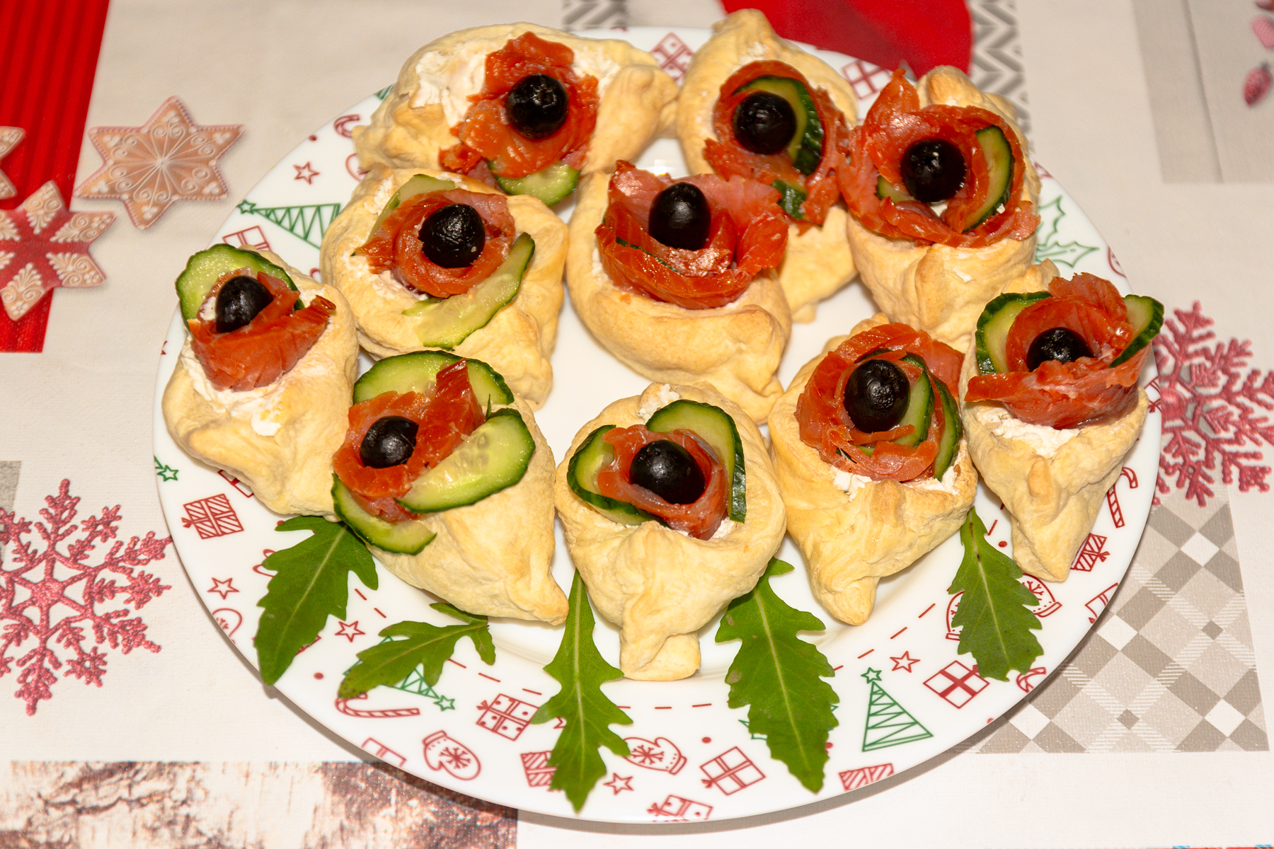 Лодочки из слоёного теста с красной рыбой