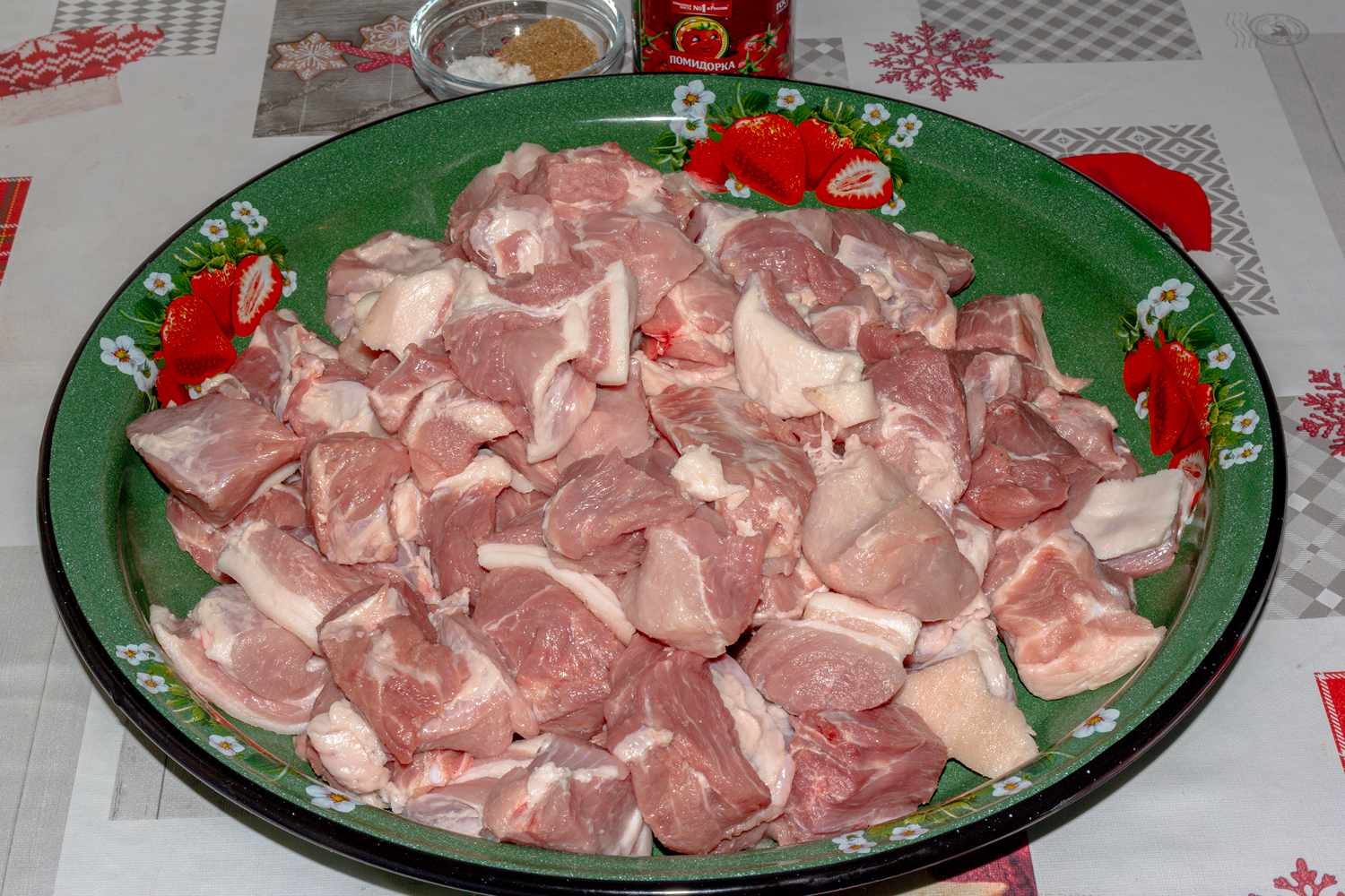 нарезанное мясо по рецепту Шашлык из свинины в маринаде из томатной пасты