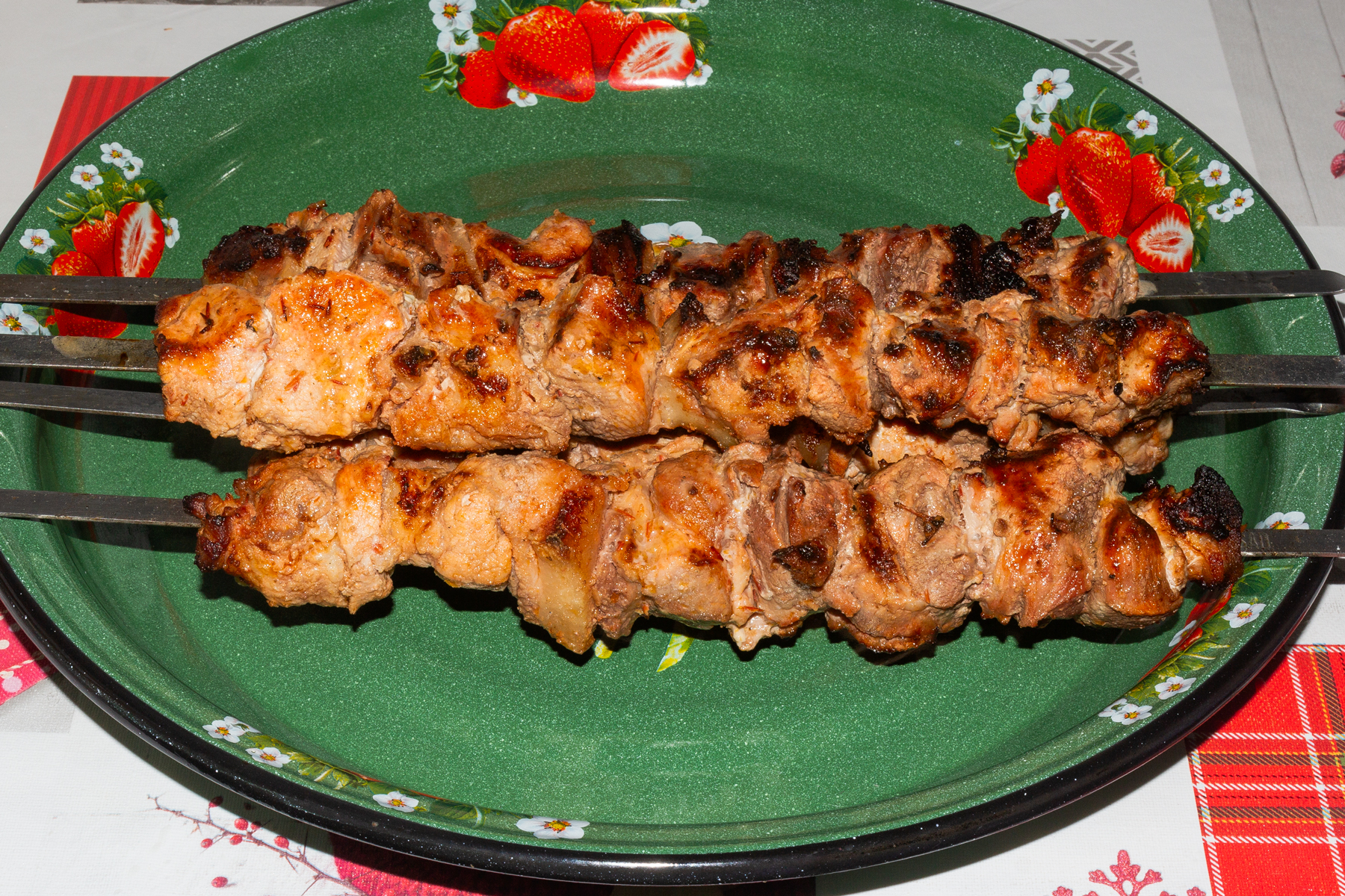 Шашлык из свинины в маринаде из томатной пасты