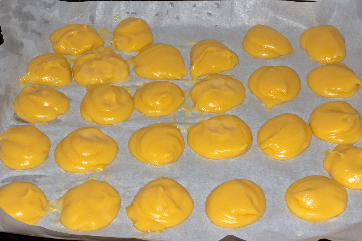 тесто выложите по рецепту Профитроли с начинкой выложенное тесто по рецепту Профитроли с начинкой