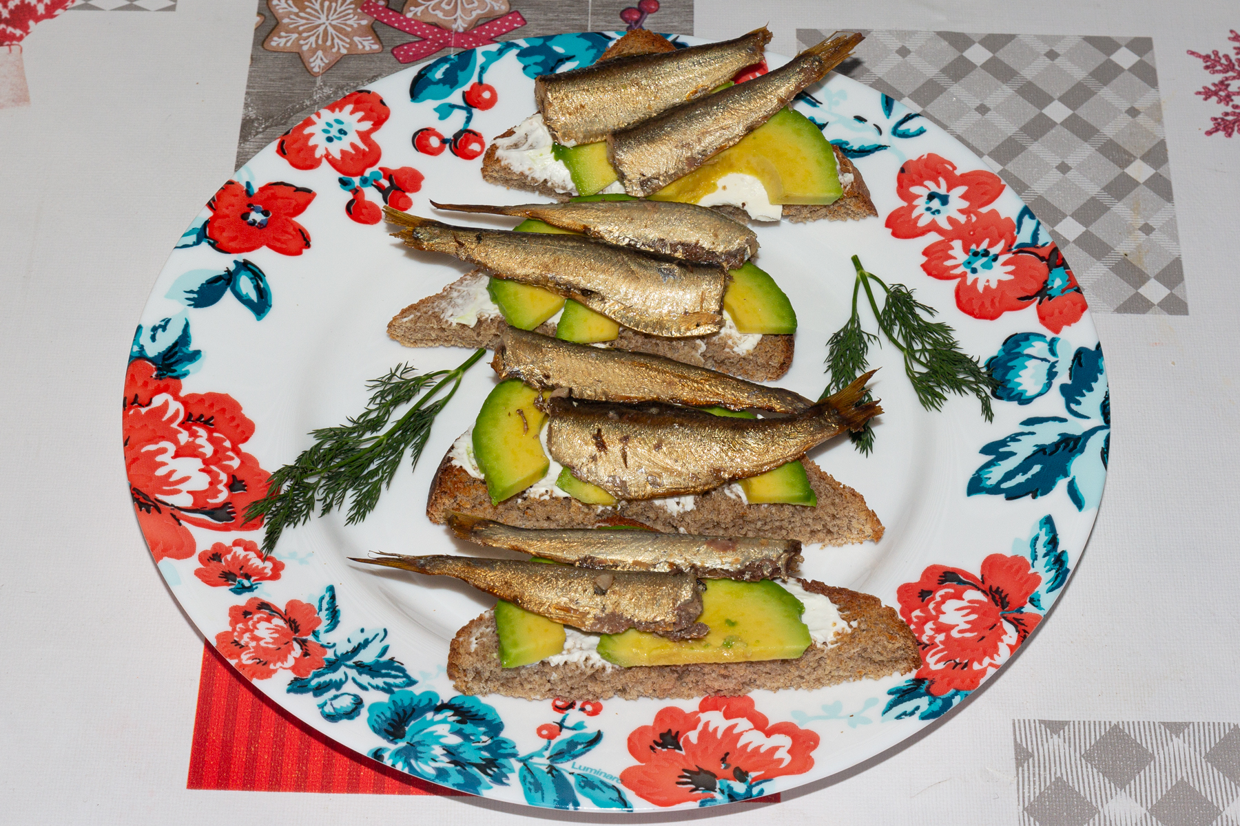 Фото к рецепту Бутерброды со шпротами, авокадо и творожным сыром Бутерброды со шпротами, авокадо и творожным сыром