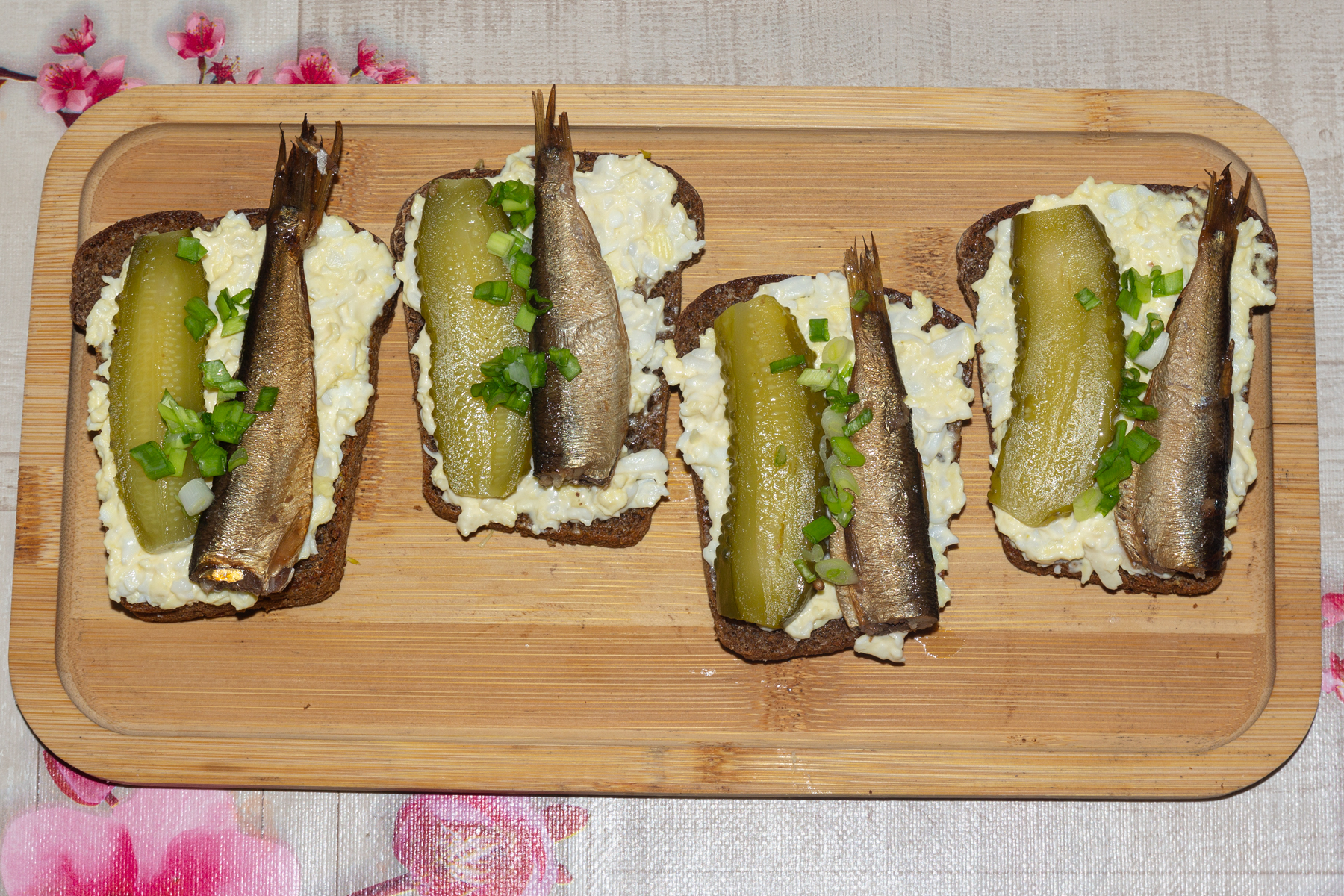 Фото к рецепту Бутерброд со шпротами Бутерброд со шпротами