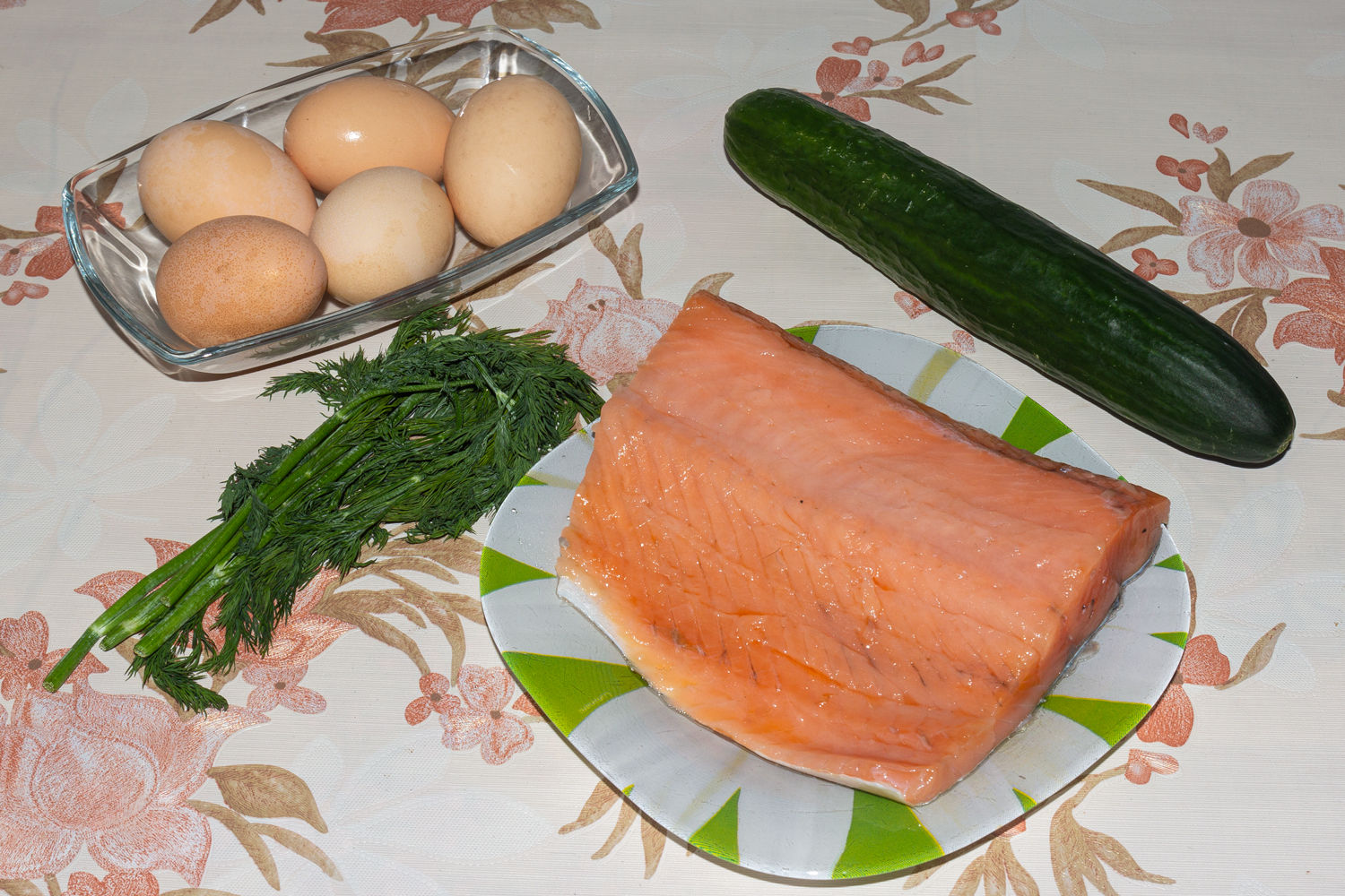 продукты для рецепта Салат с красной рыбой, яйцами и огурцами
