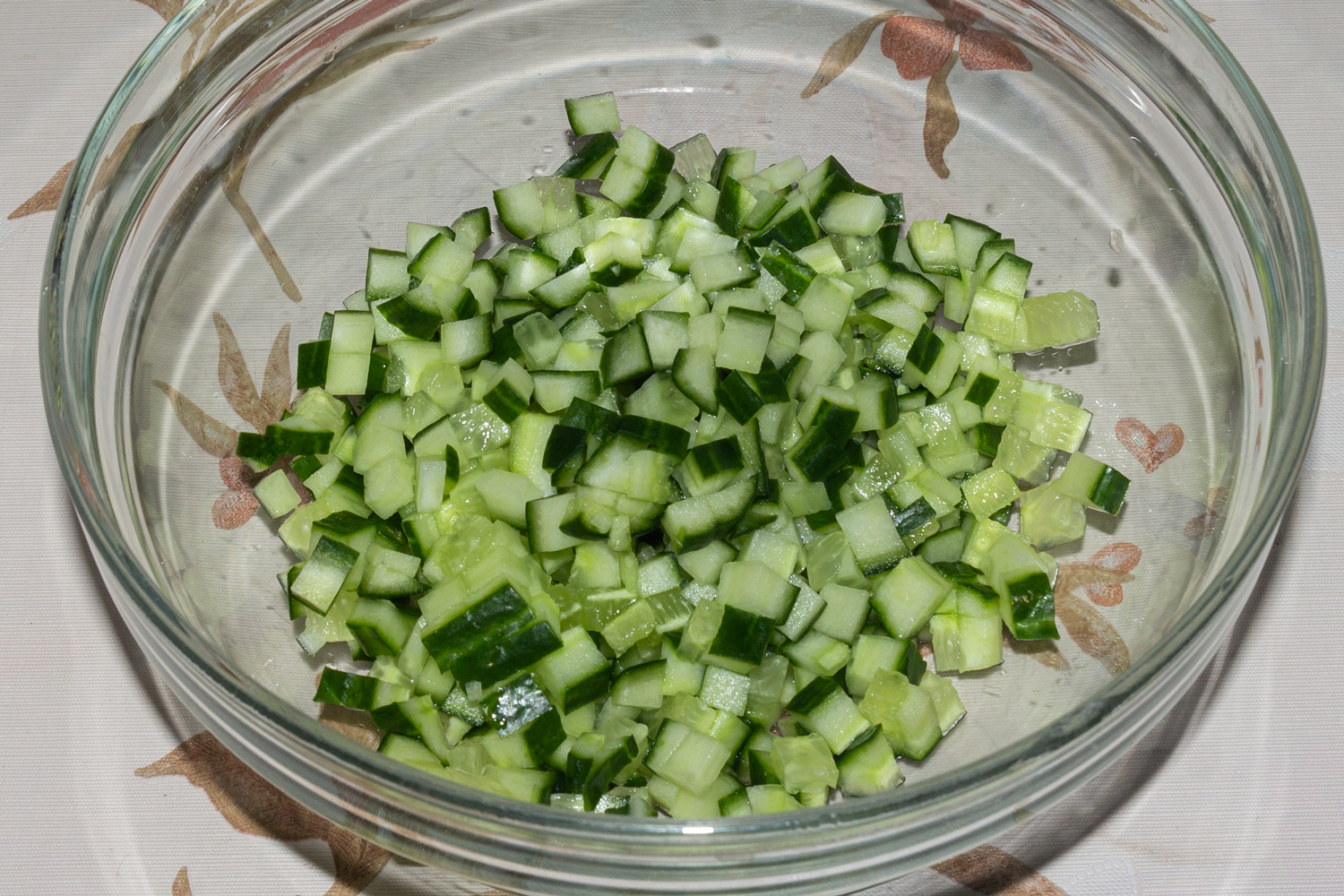 нарезанный огурец по рецепту Салат с красной рыбой, яйцами и огурцами