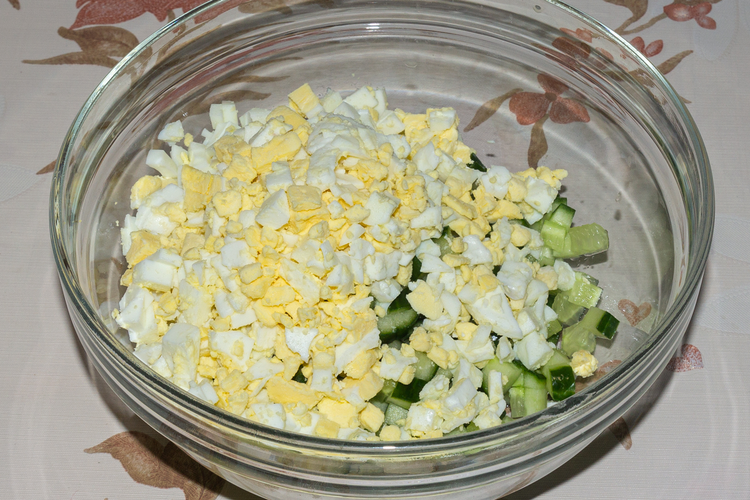 нарезанное яйцо по рецепту Салат с красной рыбой, яйцами и огурцами