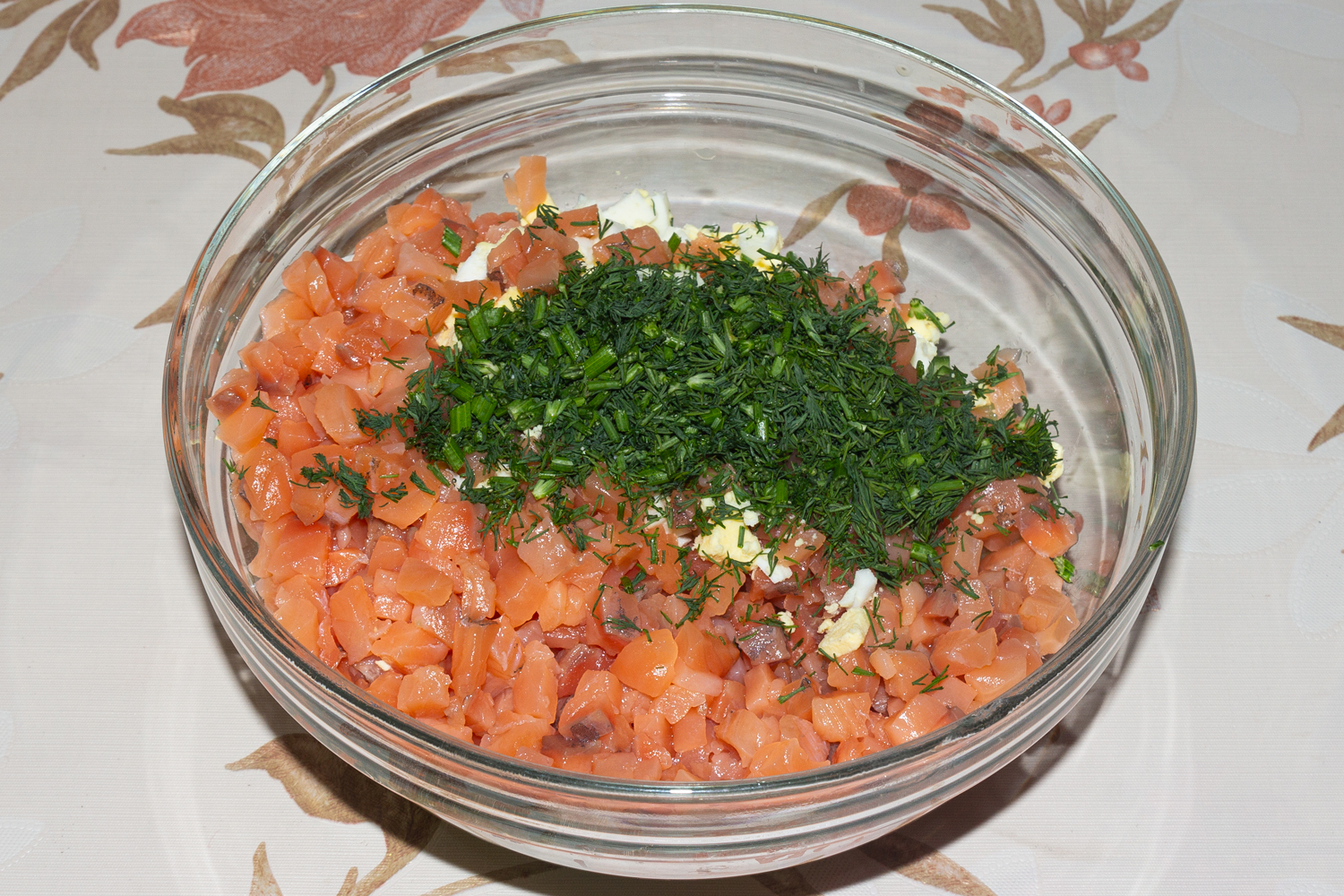 смешанные продукты по рецепту Салат с красной рыбой, яйцами и огурцами