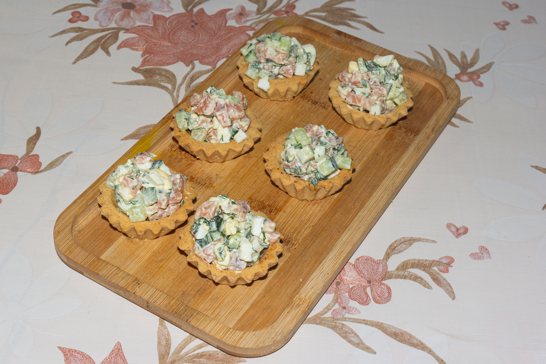 Салат с красной рыбой, яйцами и огурцами