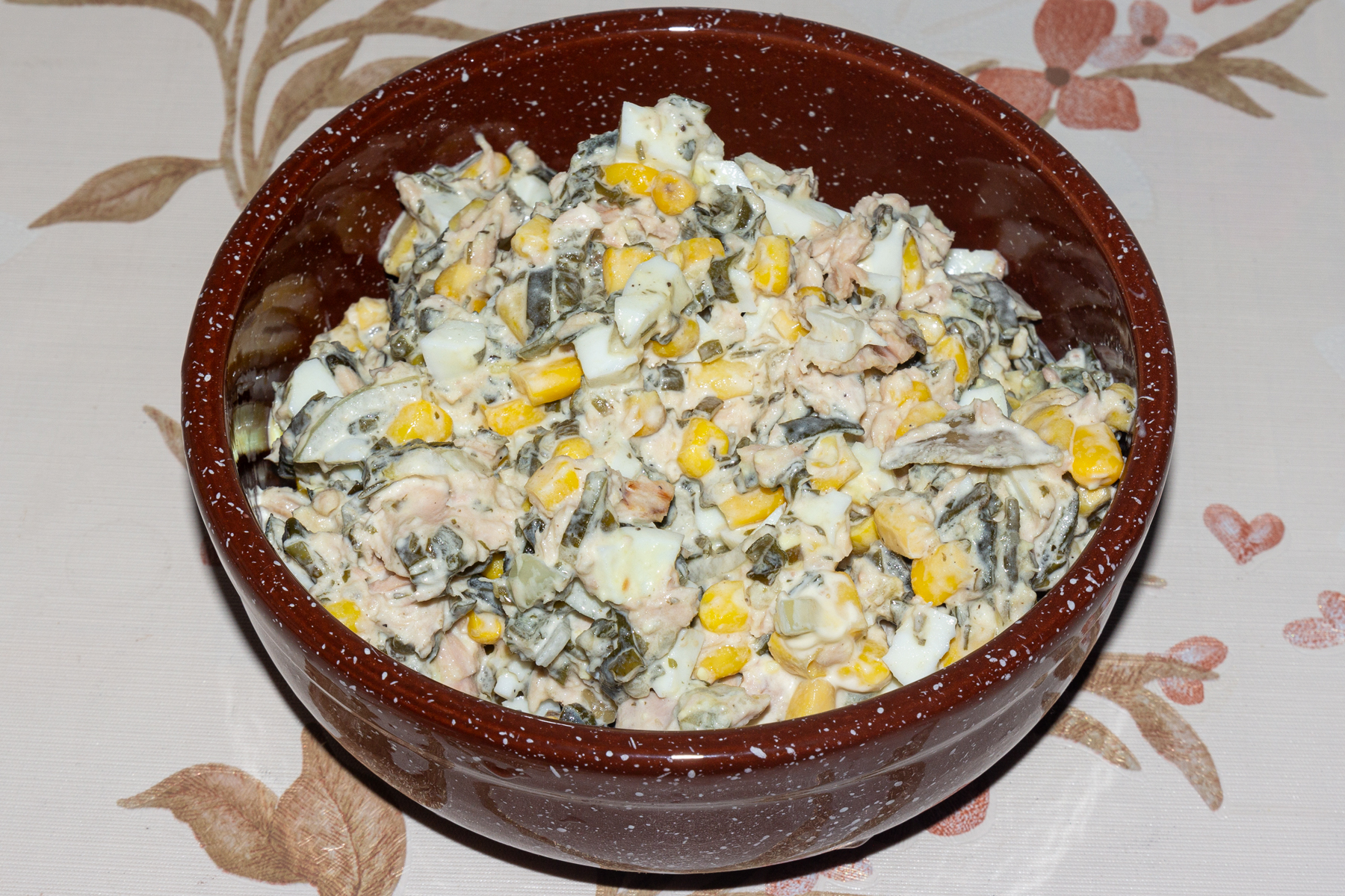 Салат с морской капустой и кукурузой