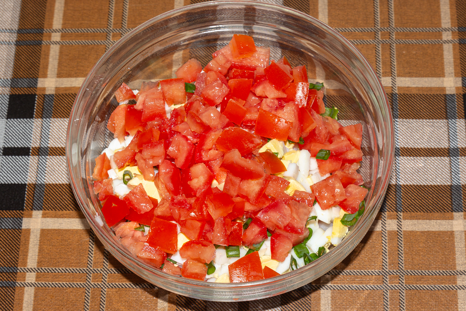 нарезанный помидор по рецепту Салат с крабовыми палочками, помидором, брынзой и яйцами