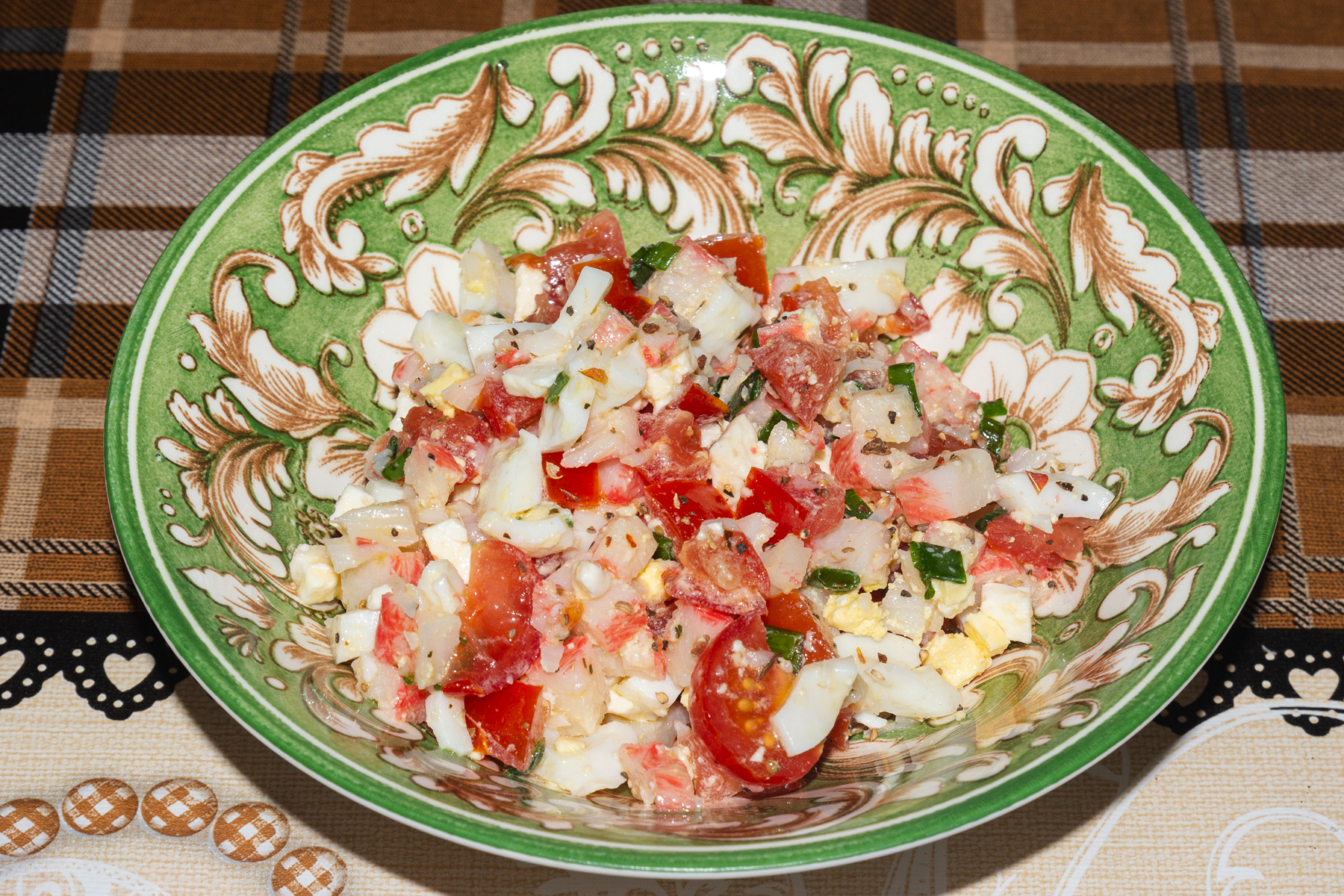 Салат с крабовыми палочками, помидором, брынзой и яйцами